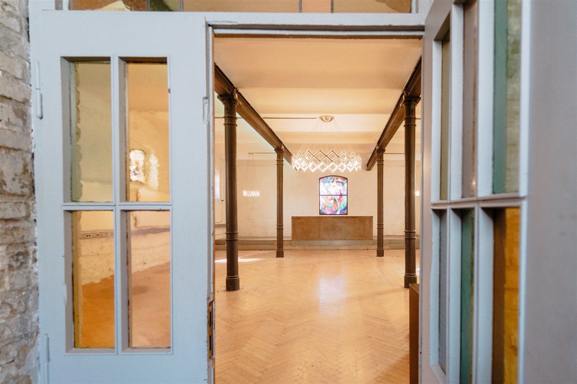 church-hall-entrance-DyGrCN67.jpg