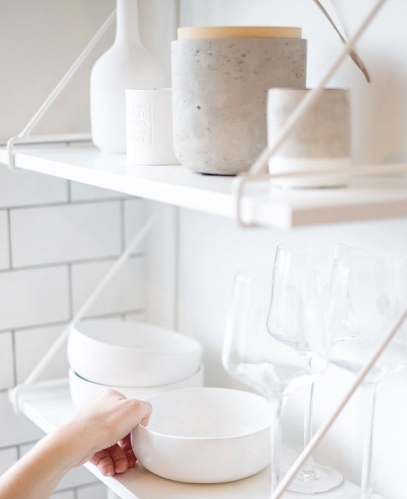 Don&rsquo;t let open shelving intimidate. Pick pretty pieces you can easily grab and use to display and add a tidy stack of your everyday plates or bowls to supplement the shelves. Pretty + functional! 
.
.
.
#homeorganization #homeorganizing #thetid