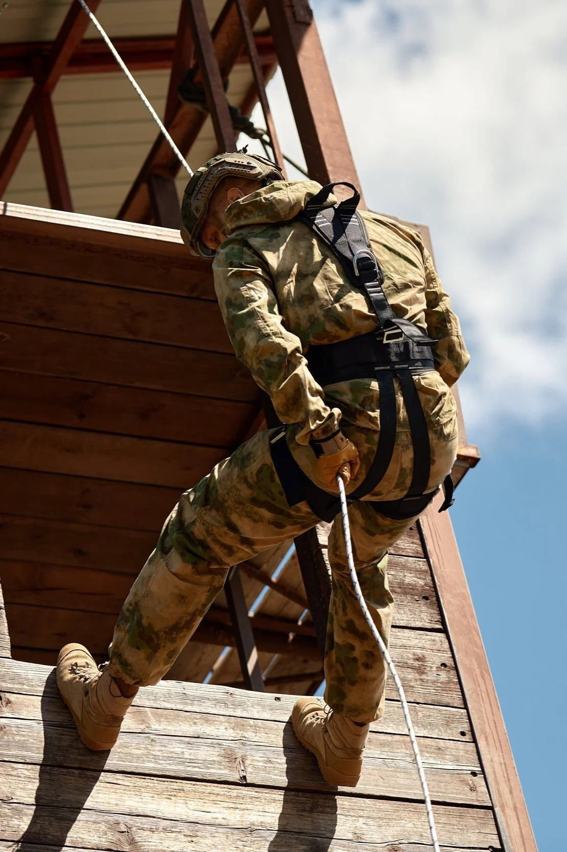 military-soldier-climbing-net-during-obstacle-cour-2023-03-28-02-21-07-utc.jpg