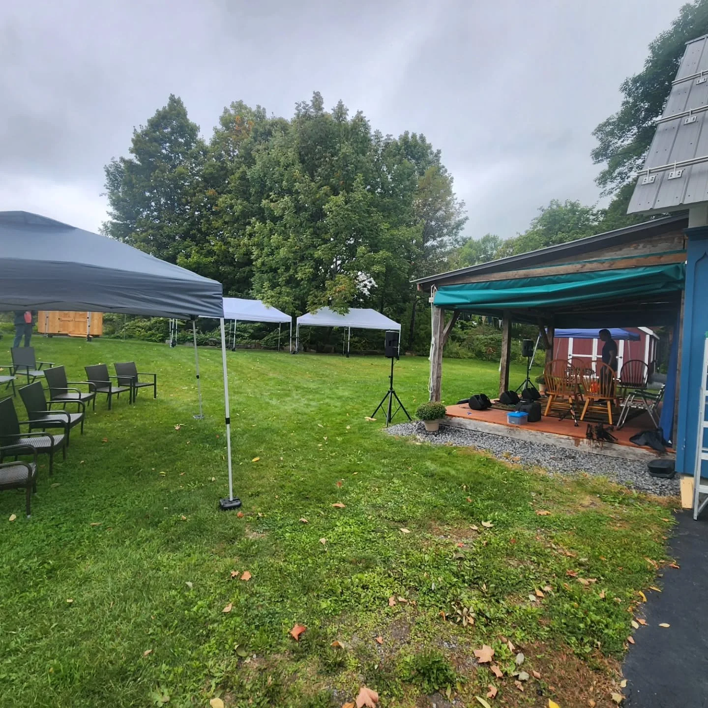 Ah, good people, what a glorious day is in store: the rain is moving off, the air is cool and a whiff of autumn, upon the light and playful zephers, doth waft. 
As we prepare ourselves for today's show at the fabulous Brownington Ceilidh Club i thoug