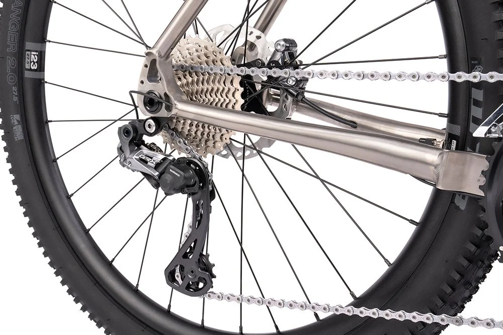 BT_MY24_Hook_EXT_TI_titanium_black_drivetrain.jpg
