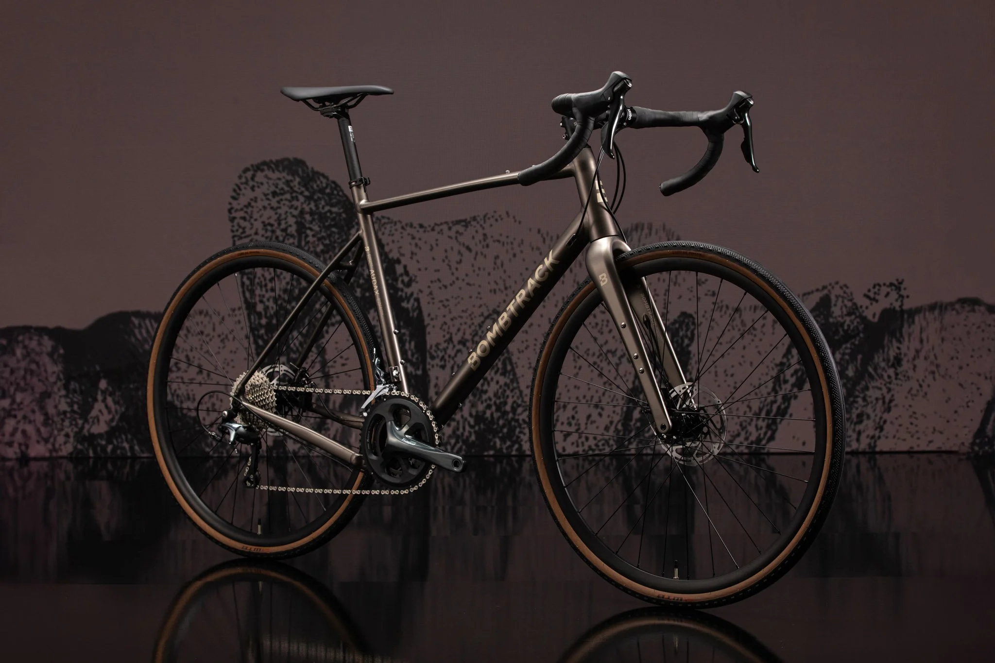 BT_MY24_Audax_AL_Road_matt_warm_grey_hero3.jpg