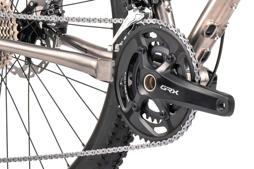 BT_MY24_Hook_EXT_TI_titanium_black_crankset.jpg