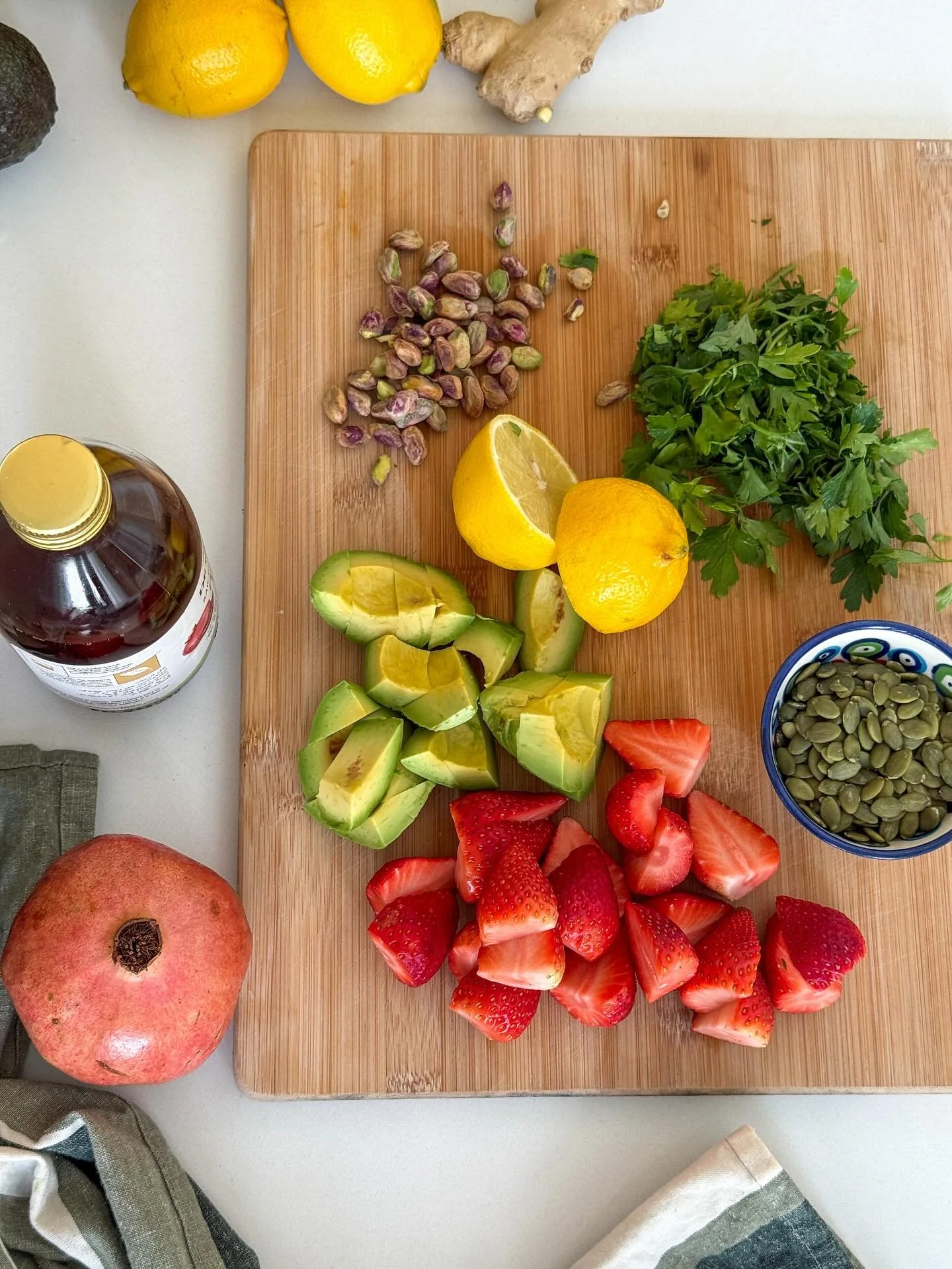 Summer Glow Salad 🌞
Fresh, vibrant, and full of gut-loving goodness 👌🏼

💚 What&rsquo;s inside:
&ndash; Rocket (or any leafy greens)
&ndash; Strawberries 🍓
&ndash; Quinoa
&ndash; Pomegranate seeds
&ndash; Avocado 🥑
&ndash; Fresh herbs (I used pa