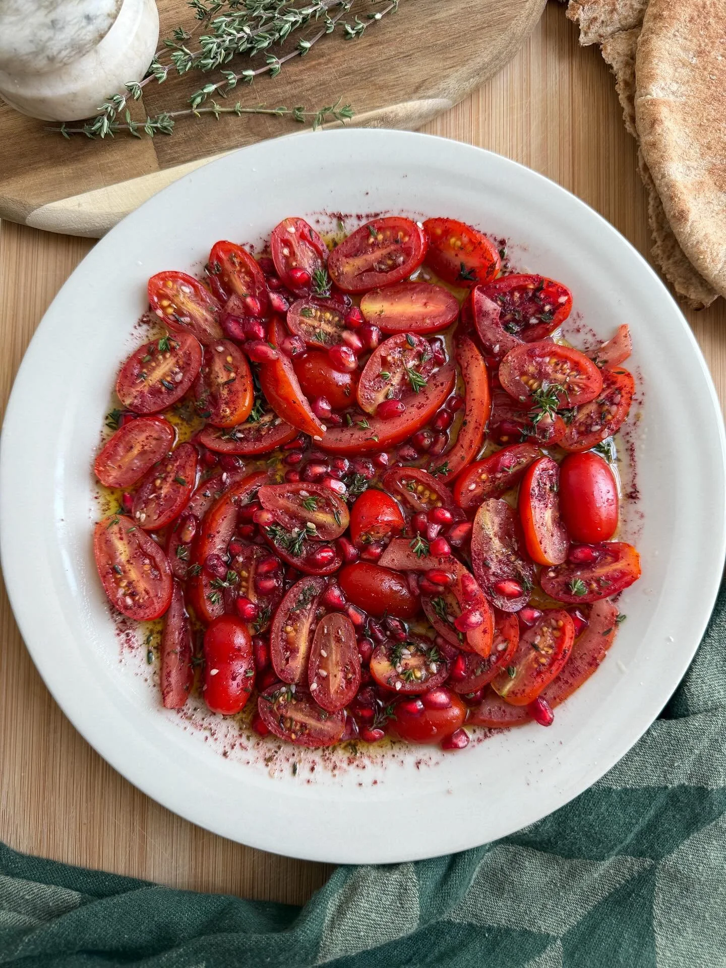 Tomato, sumac &amp; za&rsquo;atar salad 🍅&hearts;️🌿

Inspired by the sweltering heat outside 🔥💃

The ratio of ease to deliciousness/presentation is completely out of proportion with this dish. It&rsquo;s ridiculously simple and tastes like a burs