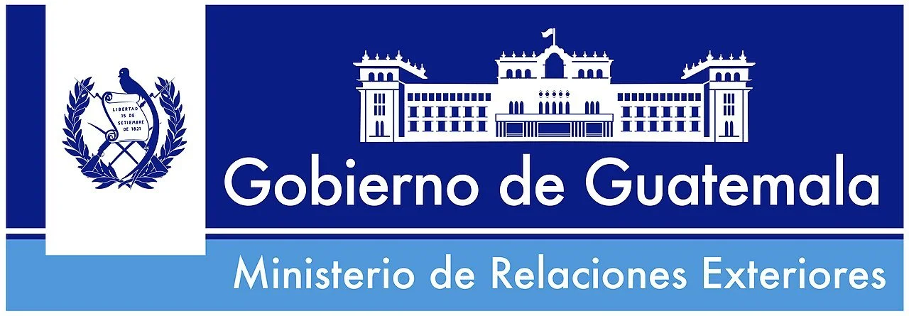 Logotipo del Gobierno de Guatemala, Ministerio de Relaciones Exteriores, con un edificio y un escudo en colores azul y blanco.