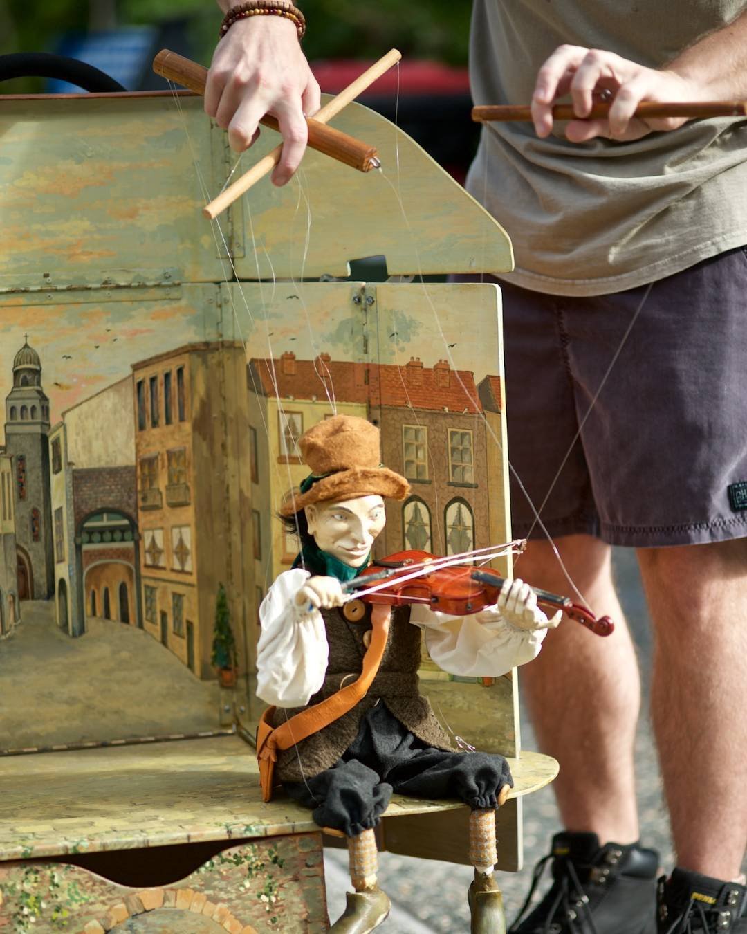 It's a double market day today at Powerhouse and Manly and that certainly is music to our ears! If you're at Powerhouse, say hi to the lovely marionette puppeteer Scott who will be stopping by 🎻