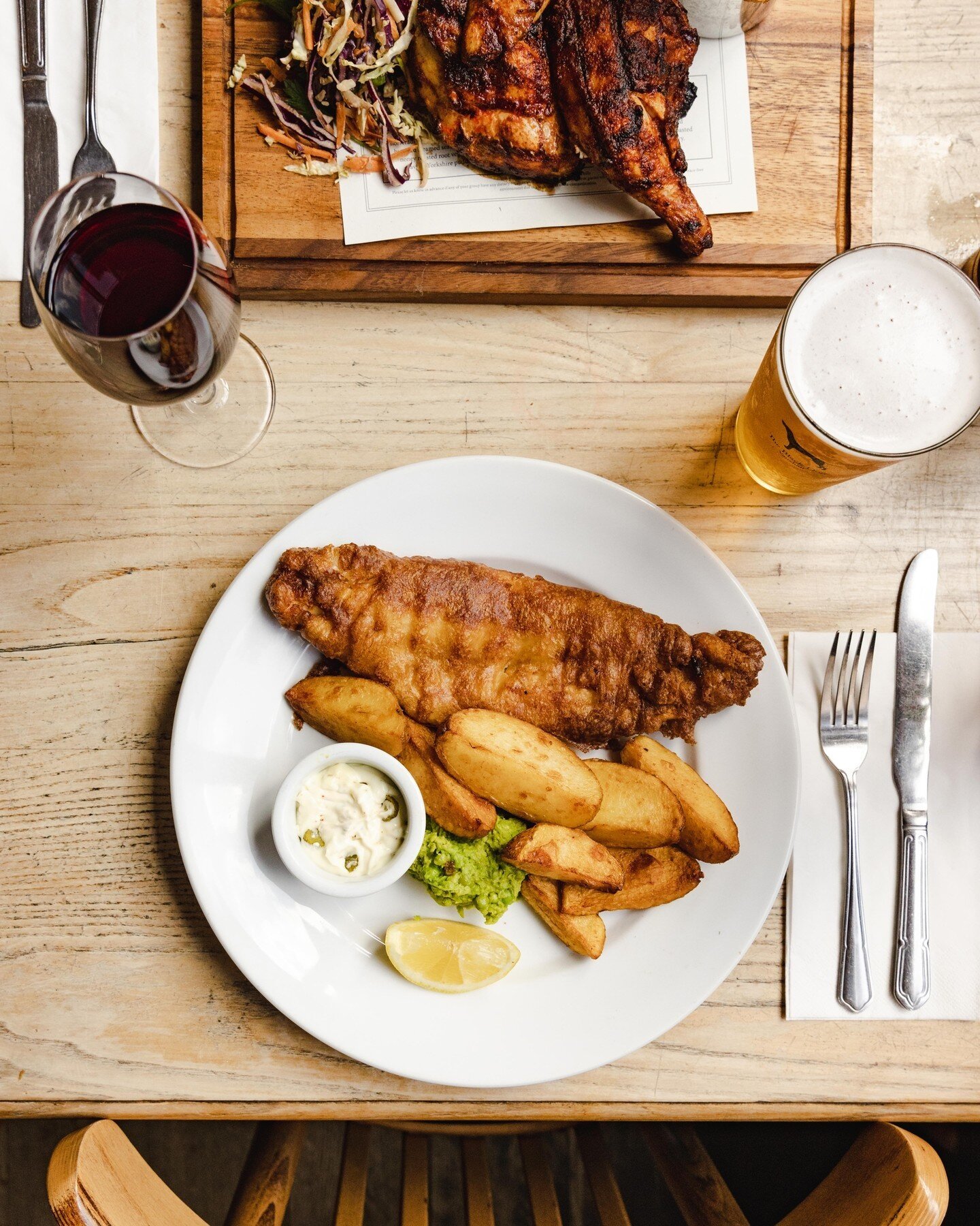 Dinner is ready! Delicious beer battered haddock, chips, mushy peas + tartare sauce. Washed down with some Black Dog Lager🍺