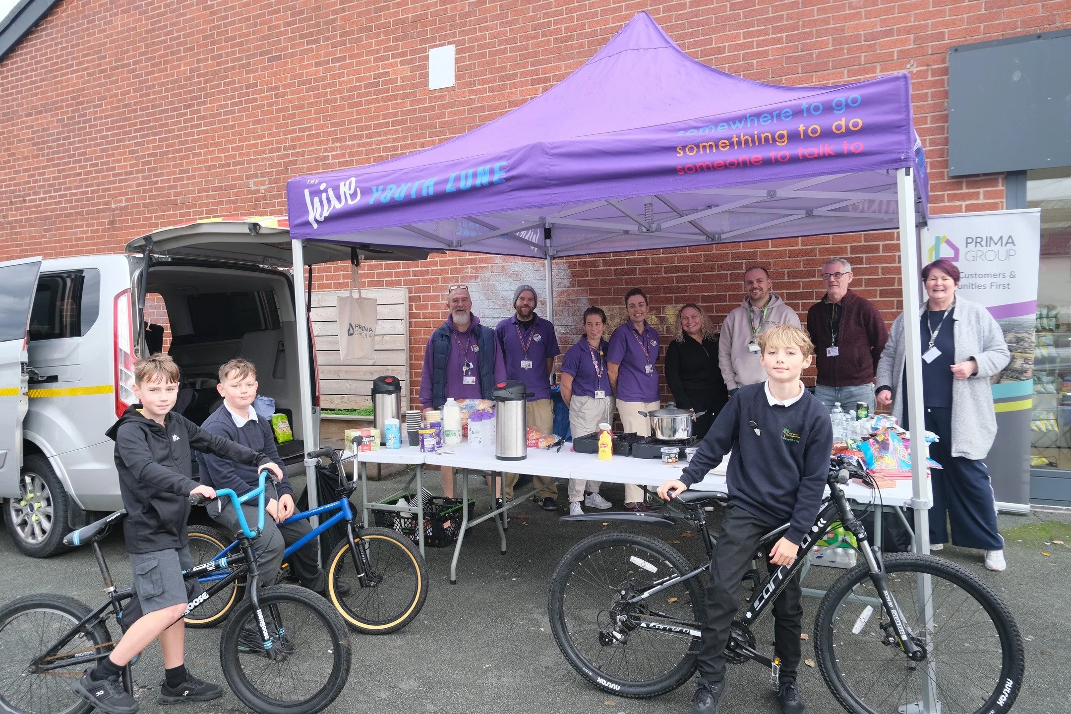 Last Thursday, we joined @thehive_yz for their relaunch on Twickenham Drive, where we served up hot dogs, drinks, and sweets for the neighbourhood!

The Hive do amazing work for youth on the Wirral, offering a place for them to come together and lear
