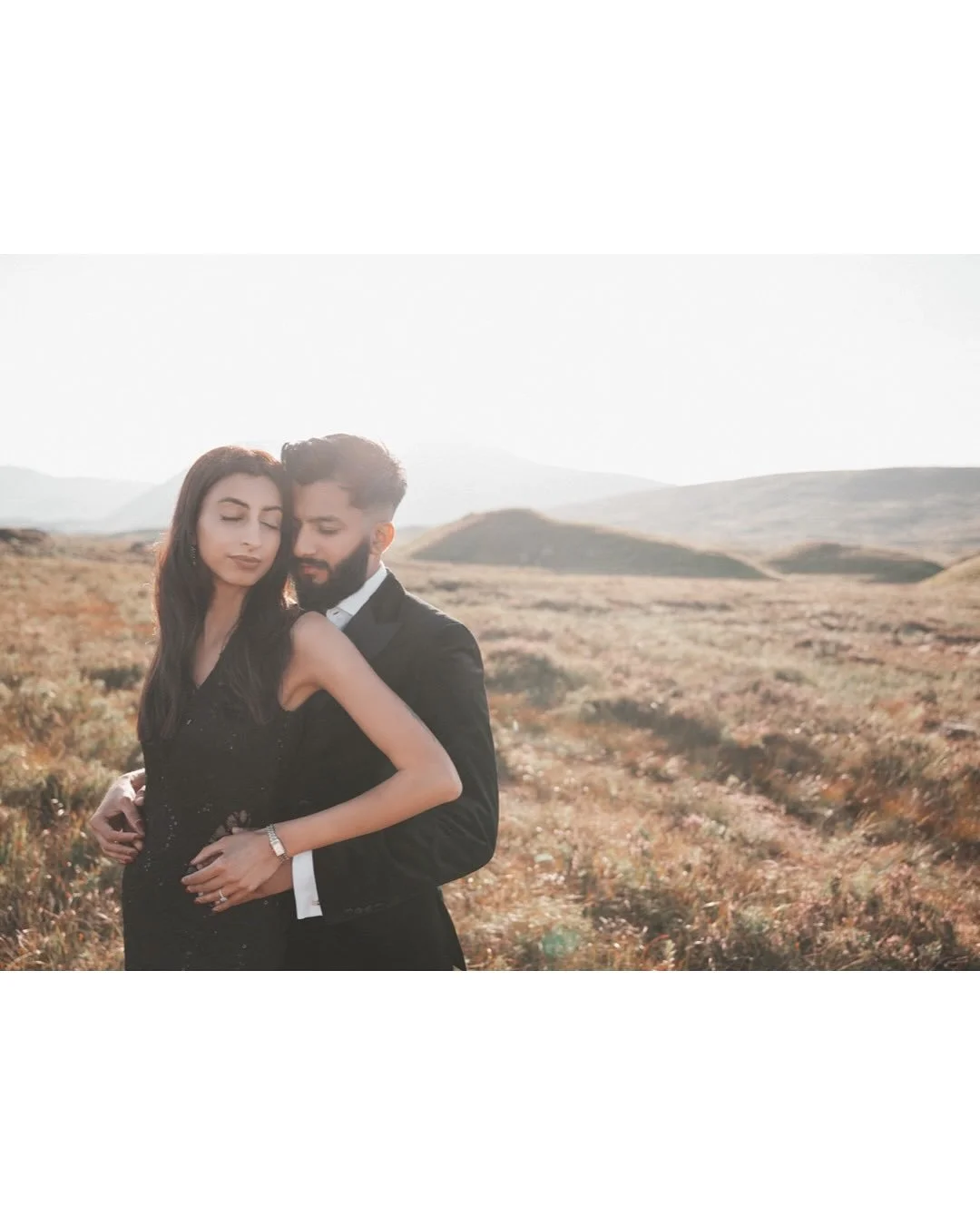 Wrapped in warmth, light, and love 💫
Indy &amp; Kav&rsquo;s pre-wedding session &mdash; where every glance speaks a thousand words.

@indyhayre @_kavgill 

@eternalcreationsuk 

#ArtisanPhotography #IndianWeddingPhotographer #PreWeddingShoot #Couple