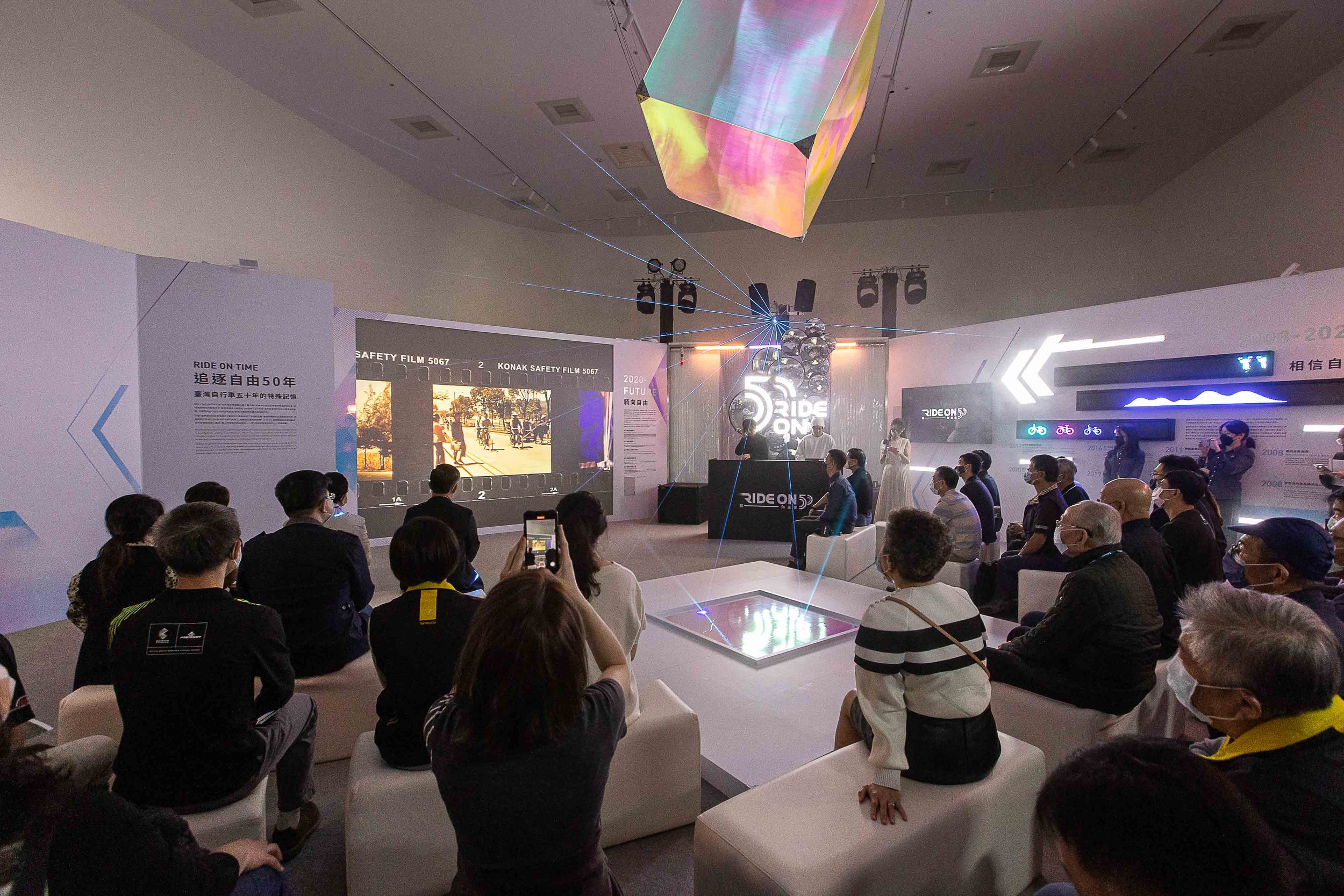 Udesign喬英_張楊 Tapas Humi_Visual Art_3D Animation_Lighting Design_3D製作_3D動畫_燈光設計_立方體造型光雕舞台_RIDE ON臺灣自行車50週年特展_《RIDE ON 50》Taiwan Bicycle Industry 50th Anniversary