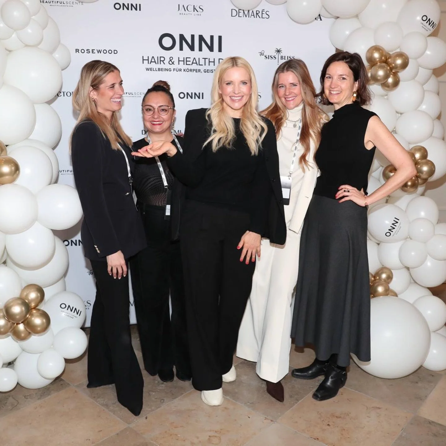 Still glowing from this day ✨

Wow- was f&uuml;r ein toller Tag. 
Ich durfte beim ONNI Hair &amp; Health Day als Speakerin dabei seinund bin immer noch ganz erf&uuml;llt von all den Begegnungen, Gespr&auml;chen und der Energie vor Ort ✨

Ein riesiges