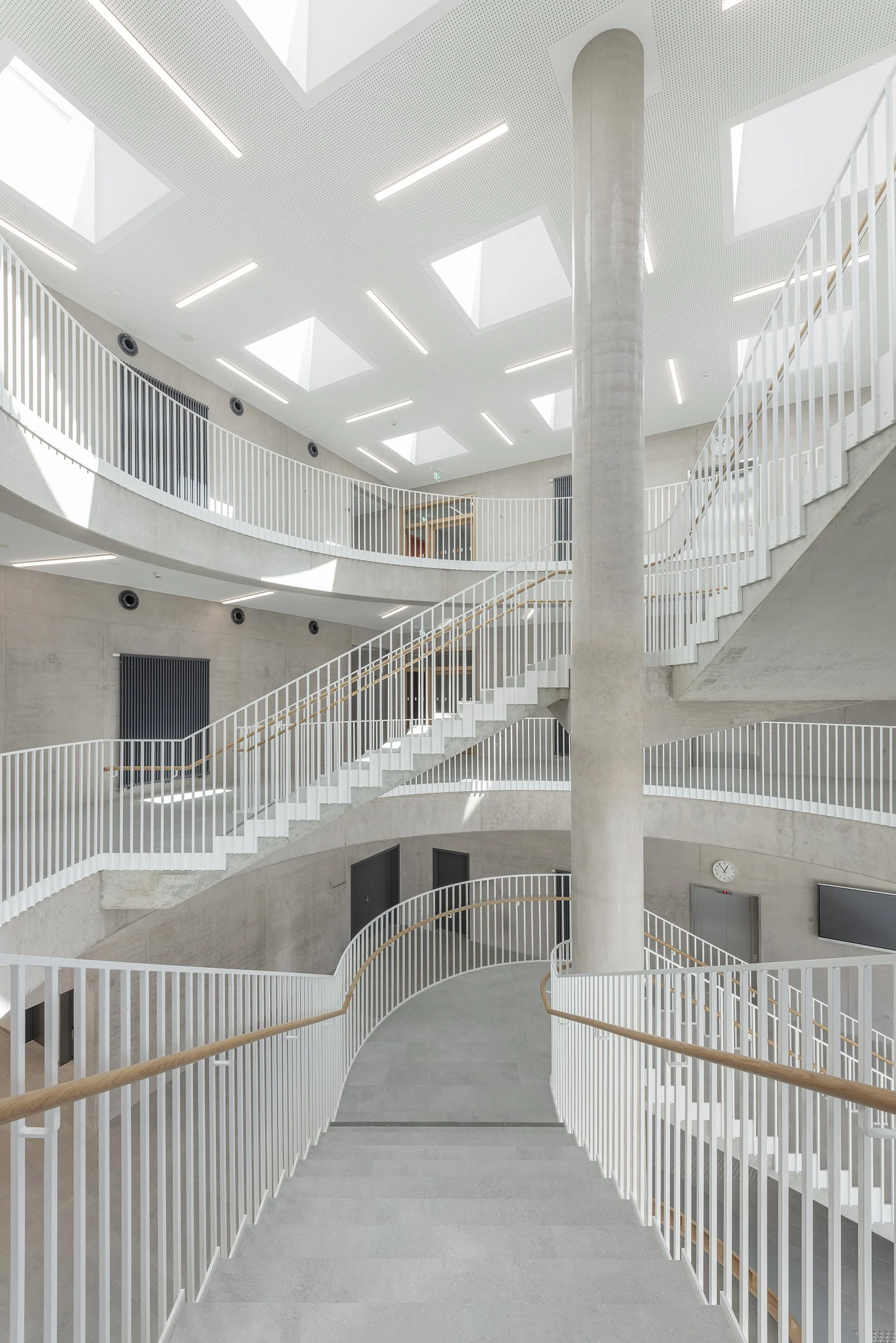 Architekturfoto-Schulcampus-Blumberg-Stufen-Nina-Baisch.jpg