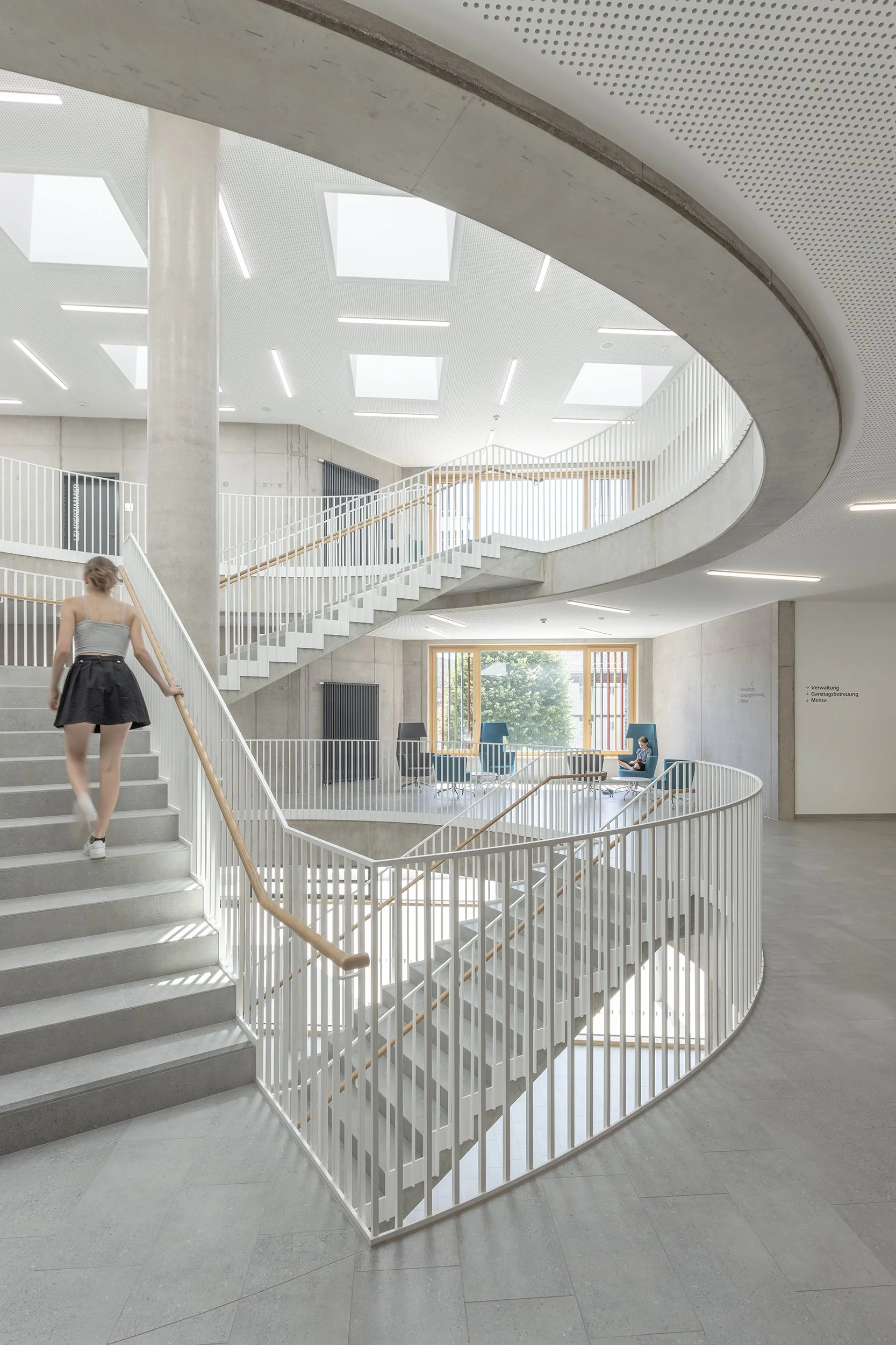 Architekturfoto-Schulcampus-Blumberg-Treppe-Nina-Baisch.jpg