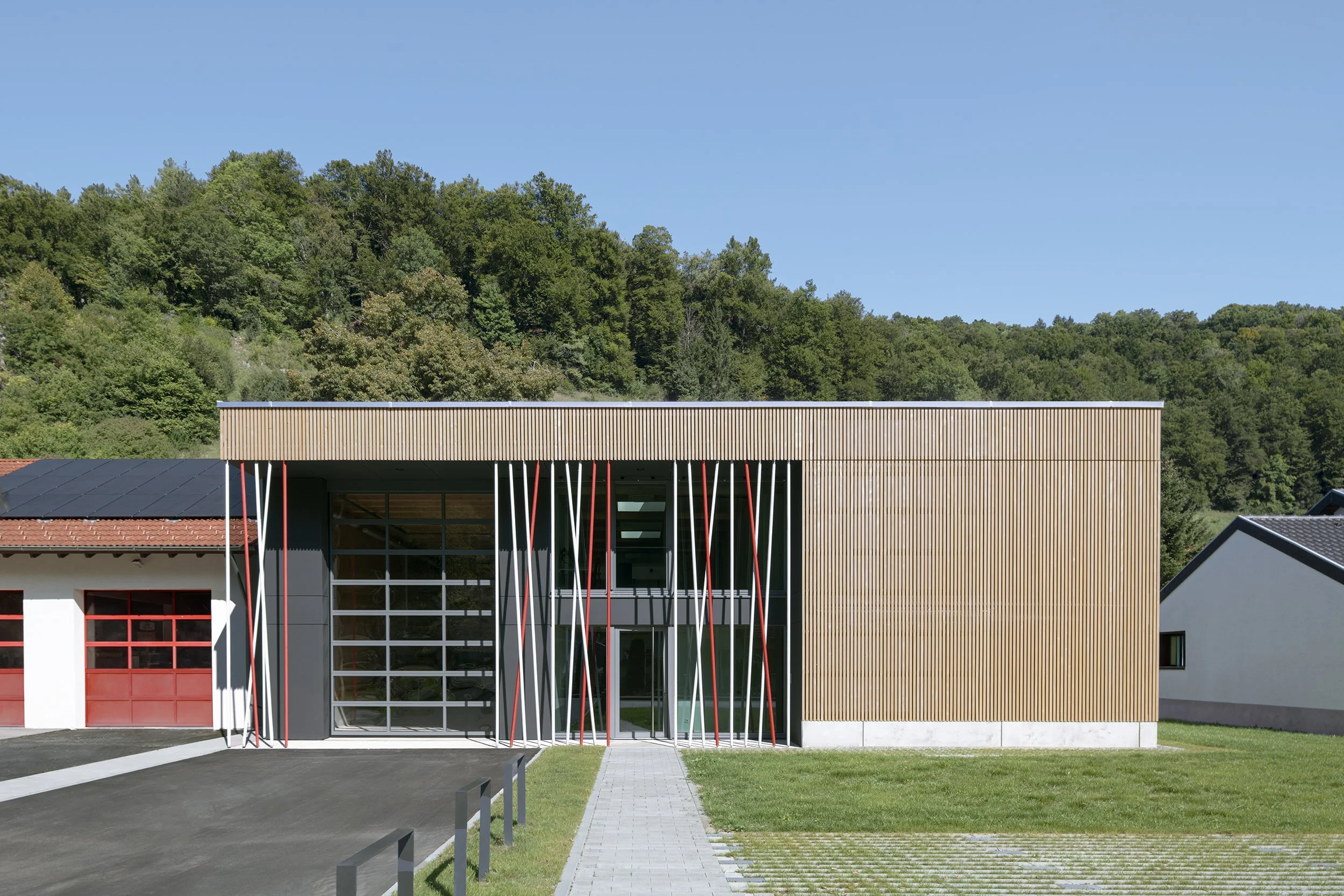 Architekturfoto-Feuerwehr-Huetten-Ansicht-Nina-Baisch.jpg