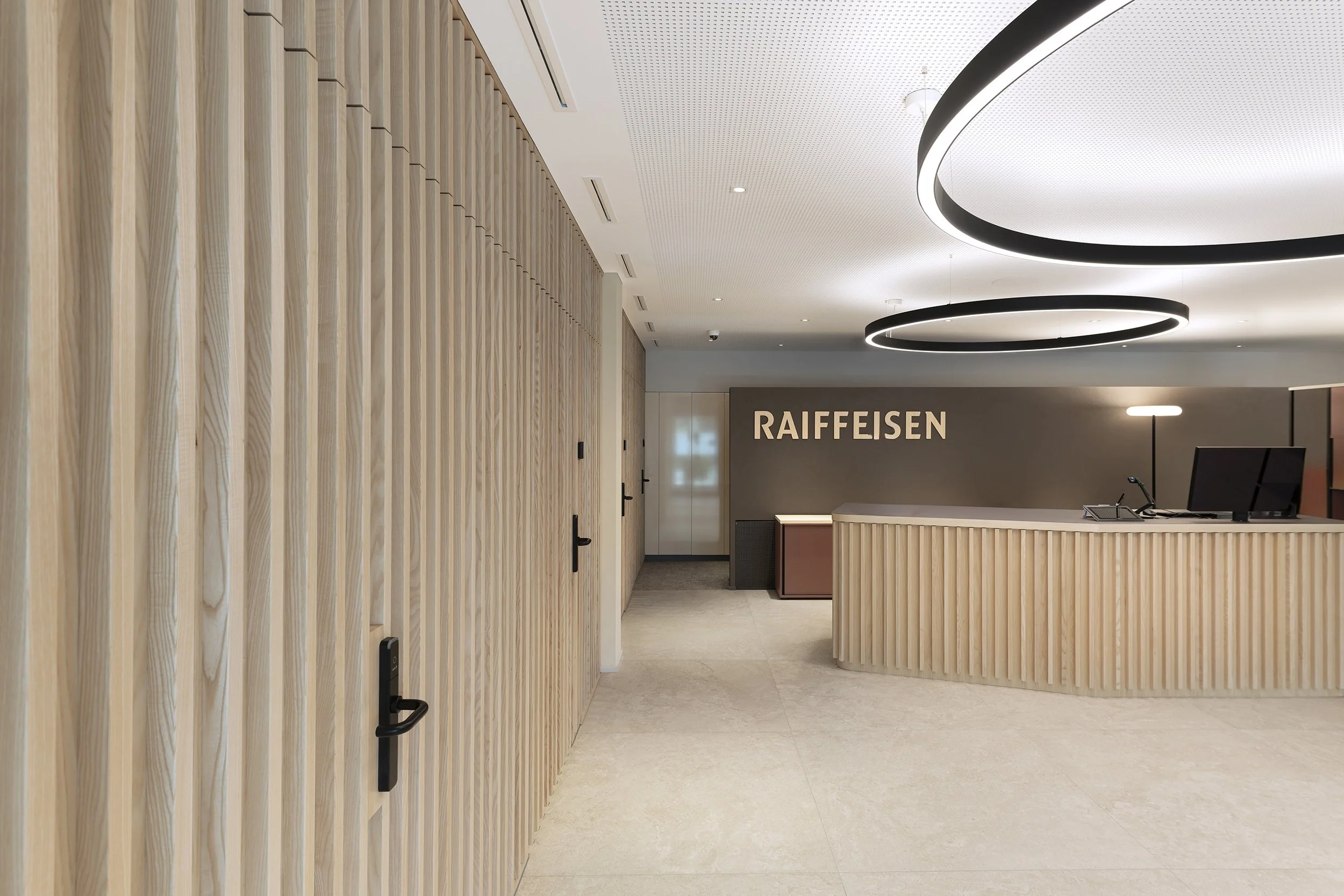 Architekturfoto-Raifeisenbank-Eingang-Nina-Baisch.jpg