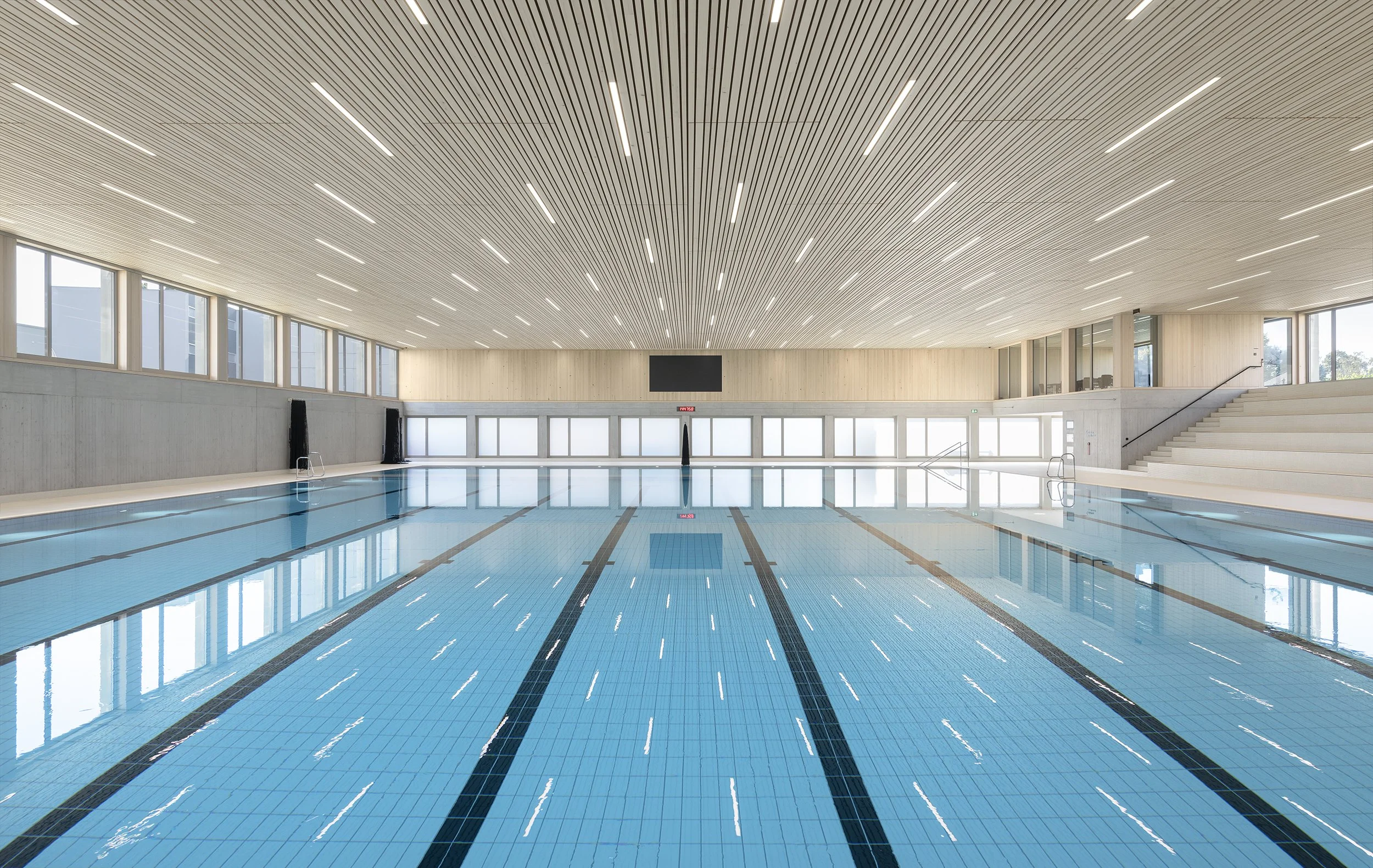 Architekturfoto-FFB-Egelsee-Schwimhalle-Nina-Baisch.jpg