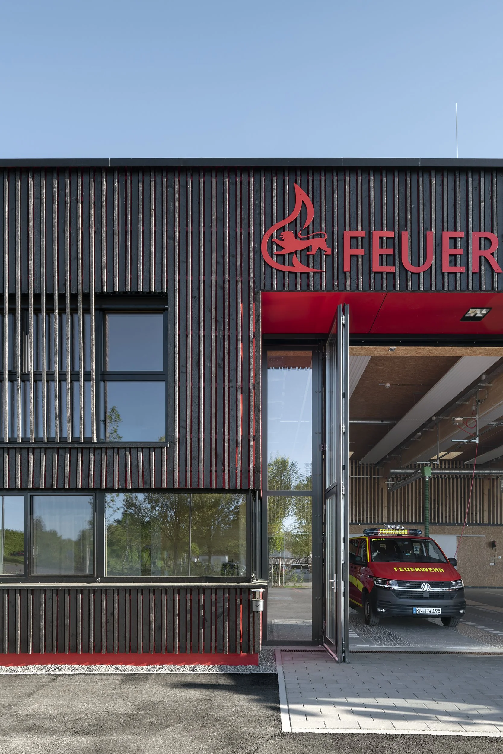 Architekturfoto-Feuerwehr-Eingang-Nina-Baisch.jpg