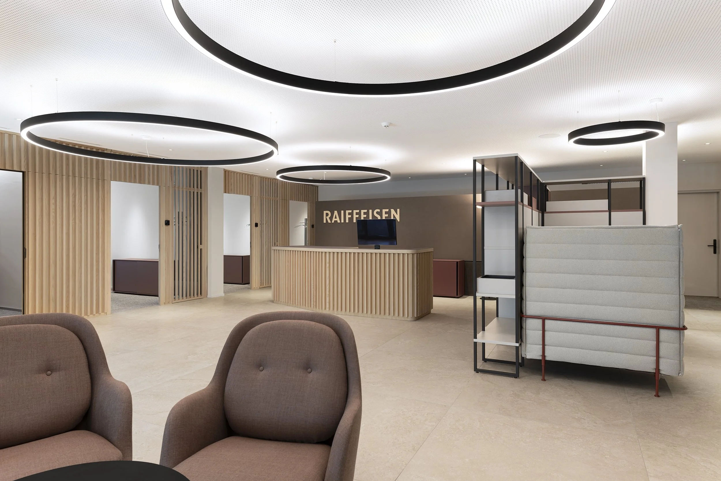 Architekturfoto-Raifeisenbank-Foyer-Nina-Baisch.jpg