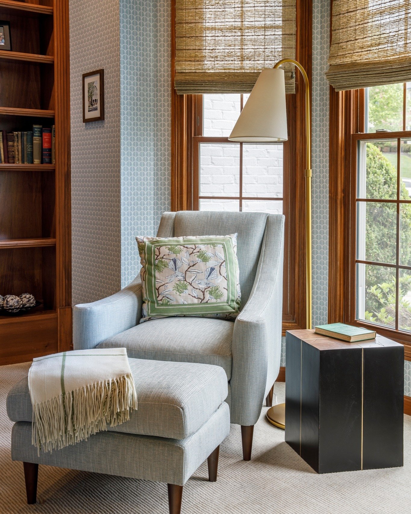 Cozy reading nook vignette using @jessicacharlesfurniture  upholstery and @thibaut_1886  wallpaper. This blue small scale print works seamlessly with the beautiful wood trims in this Ivy Hills home! #ReadingNook

#interiordesign #bluechair #hydeparko