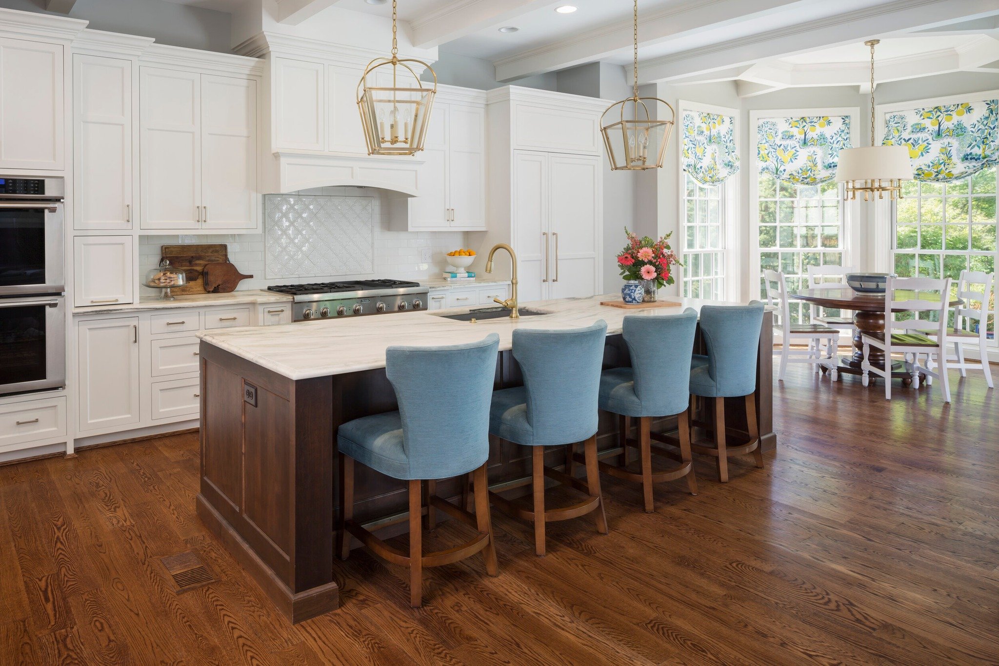 Traditional with a modern twist&ndash; bespoke redesign featuring classic white shaker-style cabinets, sumptuous blue counter stools, and the warm glow of @visualcomfort pendants! This kitchen is, by far, one of our favorites. #KitchenGoals

#interio
