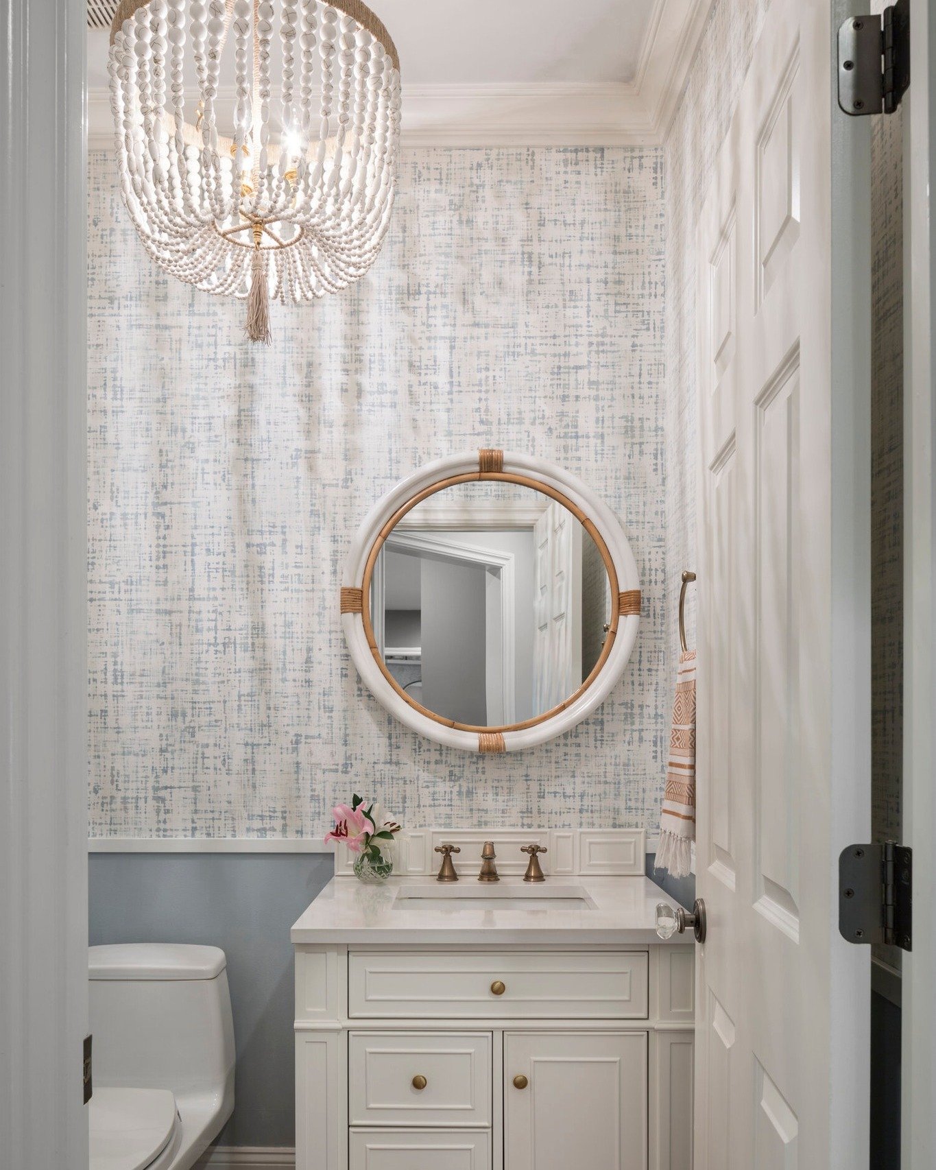 Everyone loves a great powder room! This space had some height, so it called for this gorgeous Ro Sham Beaux chandelier fixture. Beautiful @thibaut_1886  wallpaper and classic cabinetry tie this space all together. #BathroomGoals #PowderRoom

#interi