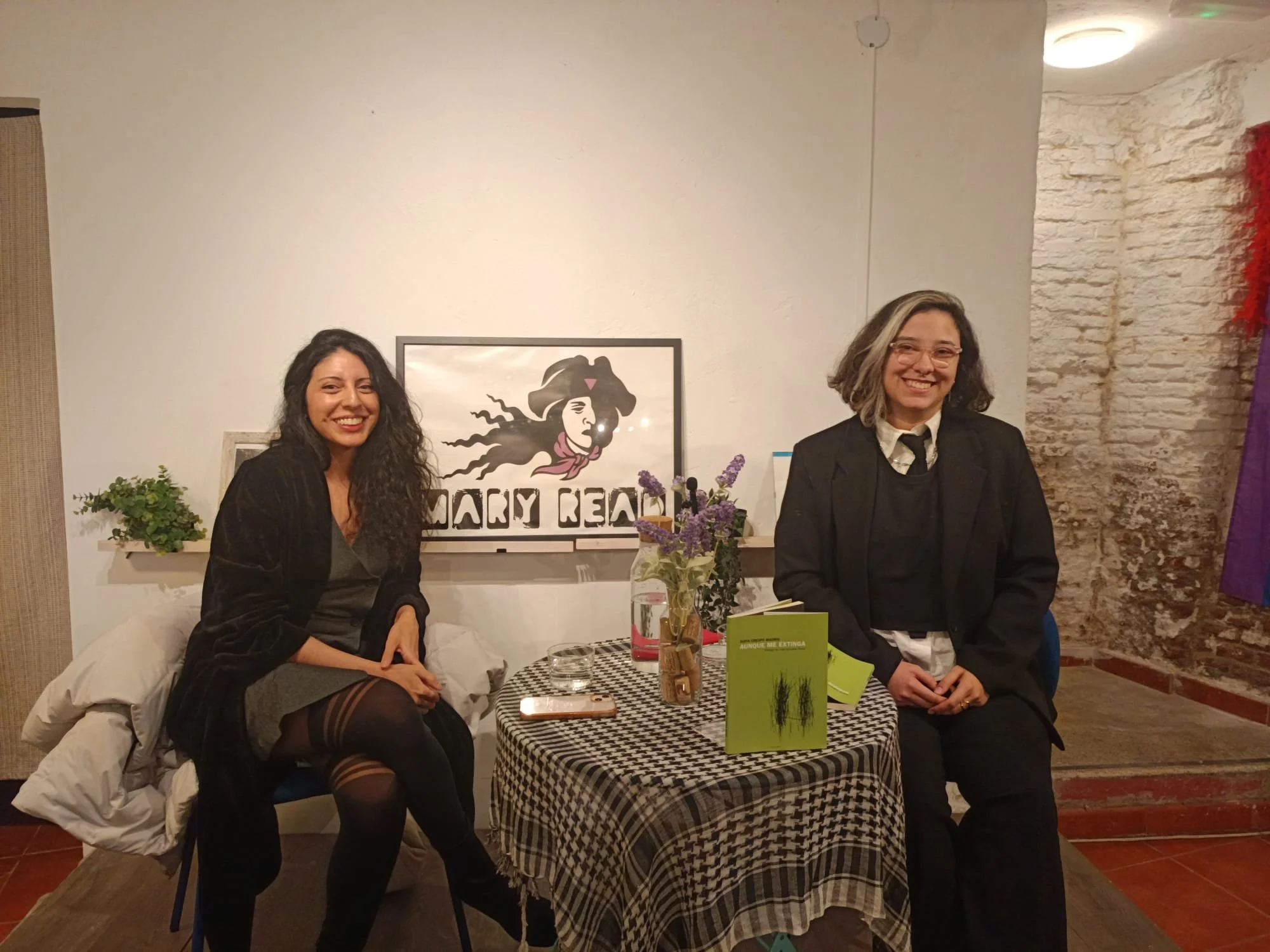 Junto a Mónica Ojeda. Segunda presentación de 'Aunque me extinga' en Madrid.