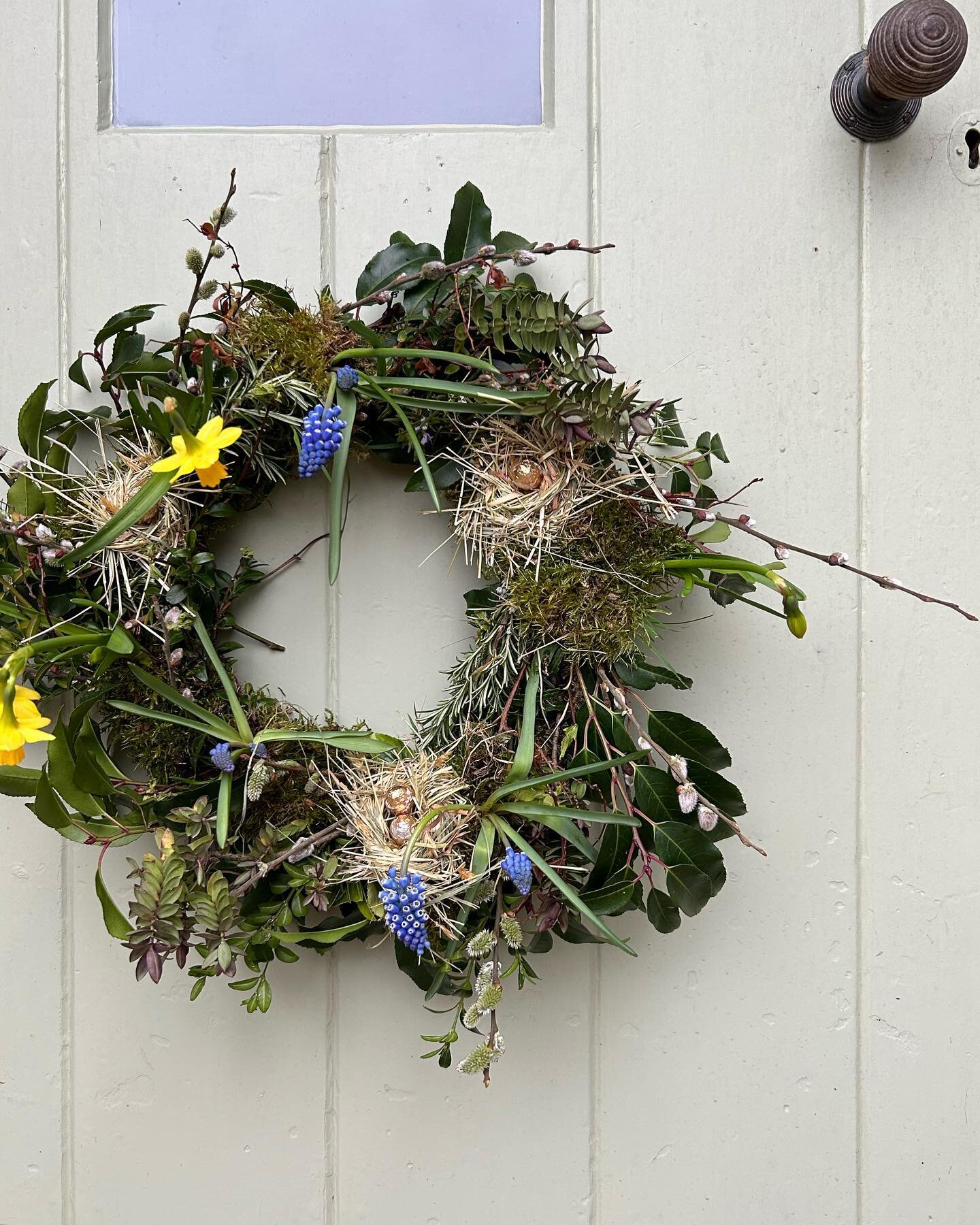 Hello Spring 🐣 🌱 

Inspired by my floral friends @stemandgreen and @crowncottagecurated to make Spring wreaths with mum over the weekend ✨

These were so fun to make - and a great excuse to re-use the Christmas wreath ring! The bulbs are wrapped in