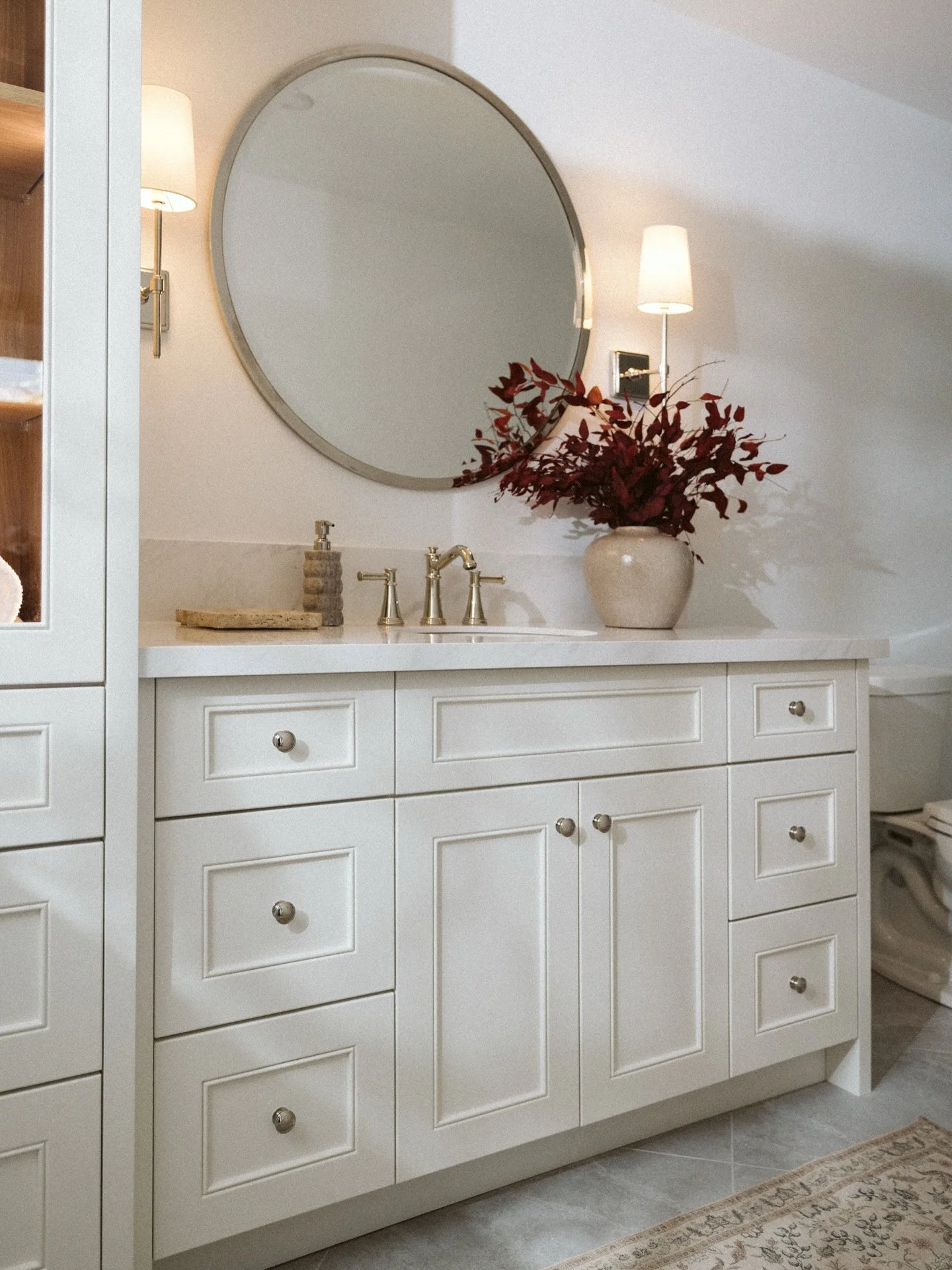 The Project Parks bathroom is without a doubt one of our favourite spaces in the home ✨

Every detail was thoughtfully designed to feel both elevated and timeless, and the custom cabinetry allowed us to maximise storage while keeping the aesthetic in