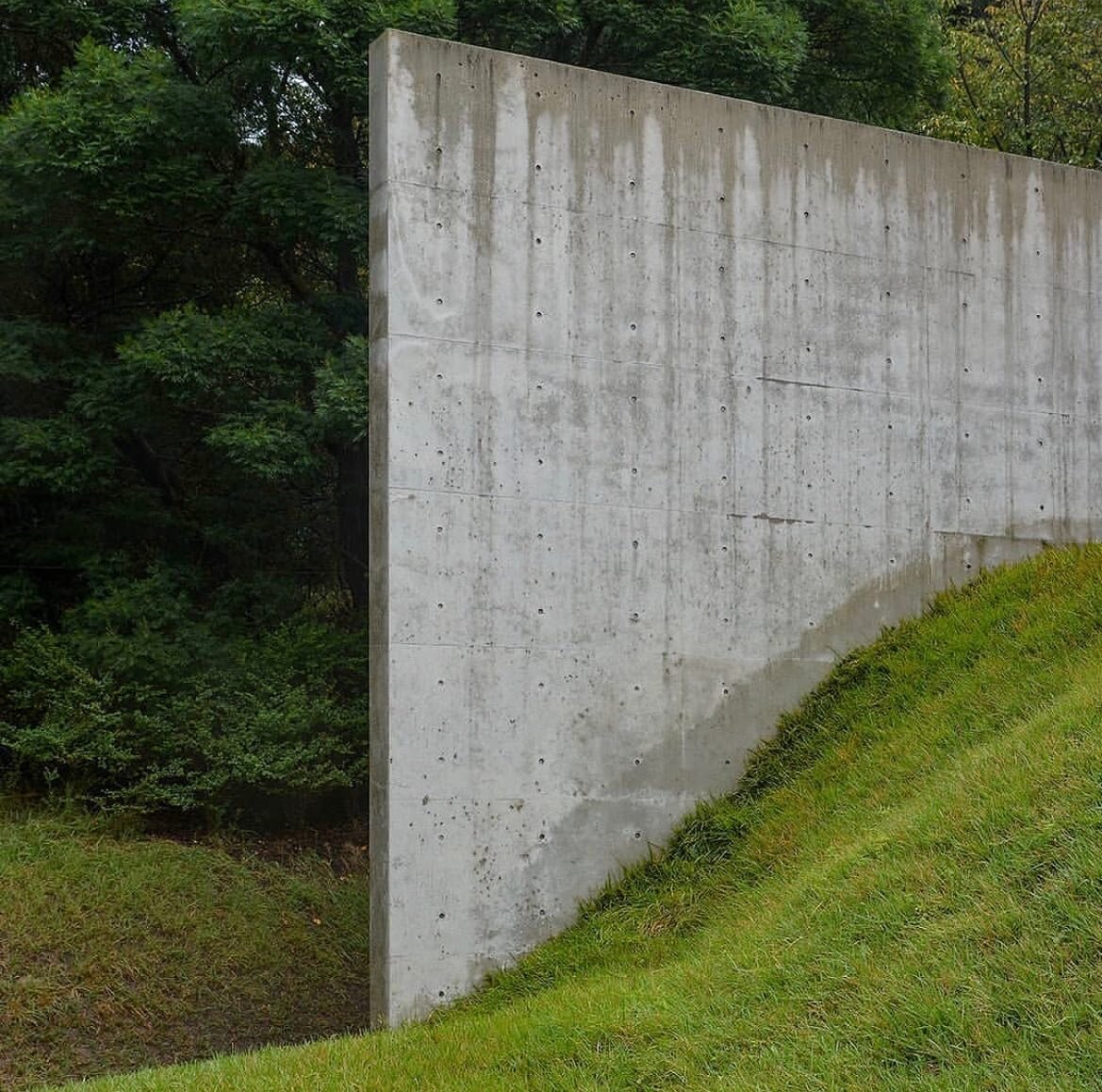 The Lee Ufan Museum, designed by the Japanese architect Tadao Ando, house paintings and sculptures by Lee spanning from the 70s and into present day.
⁠⁠
A landmark on the island of Naoshima, Japan, the semi-underground structure is located in gentle 