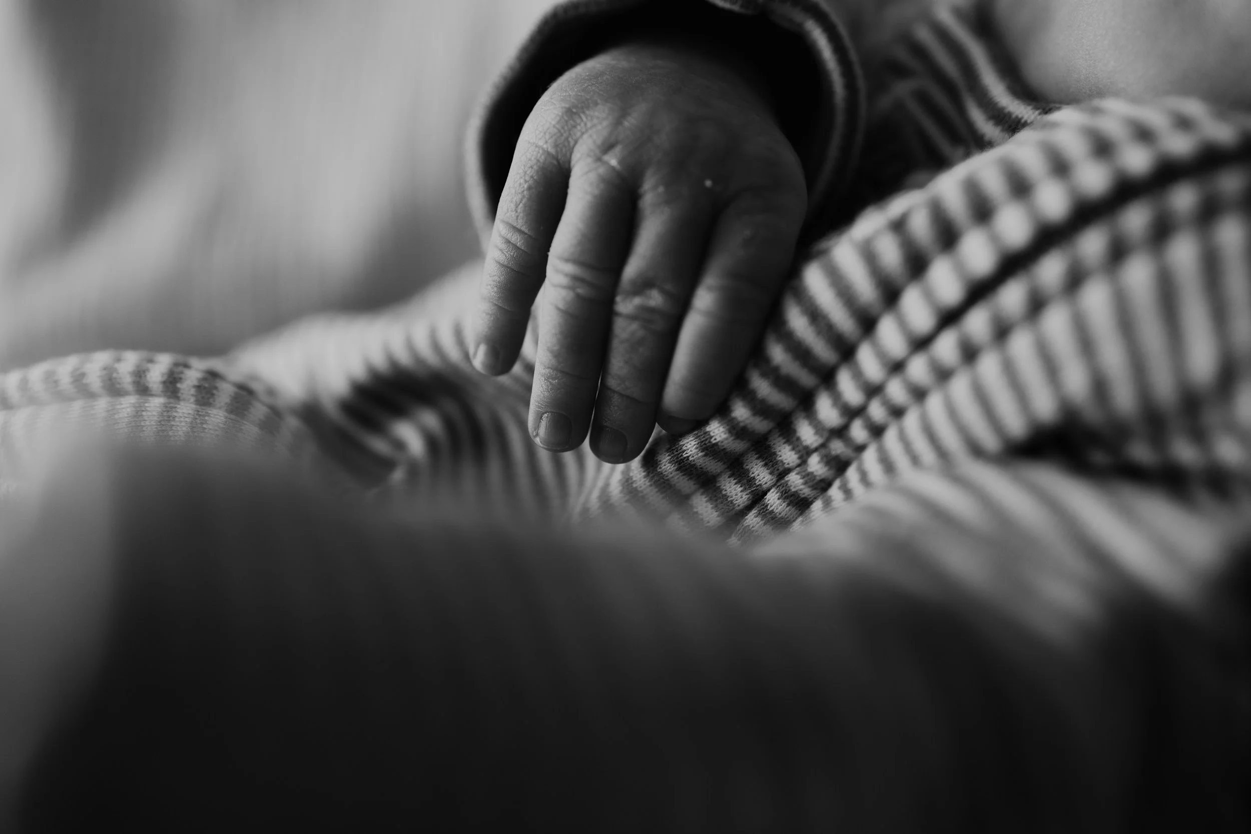 relaxed newborn photos at home