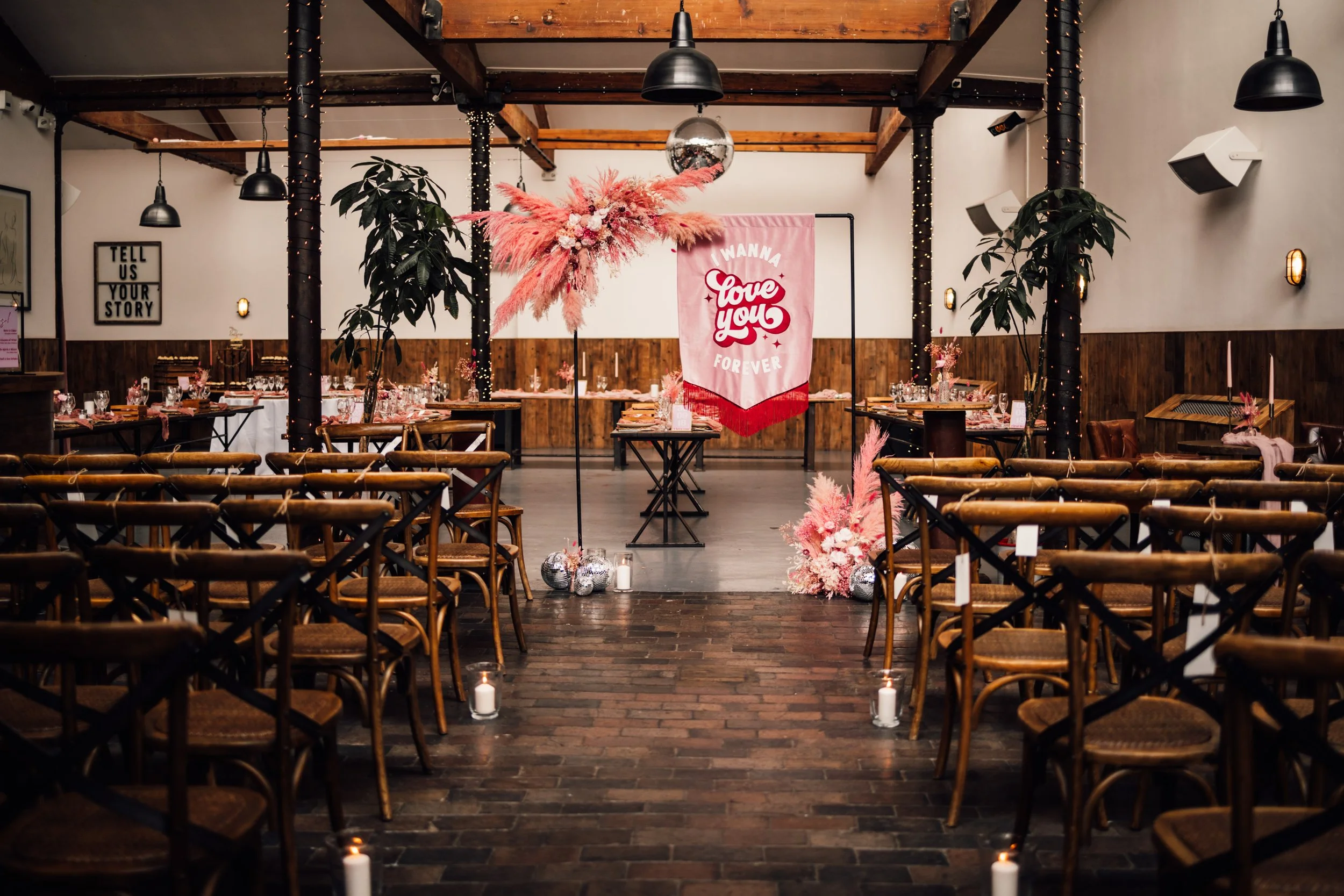 Bright and joyful summer wedding with pink and orange details