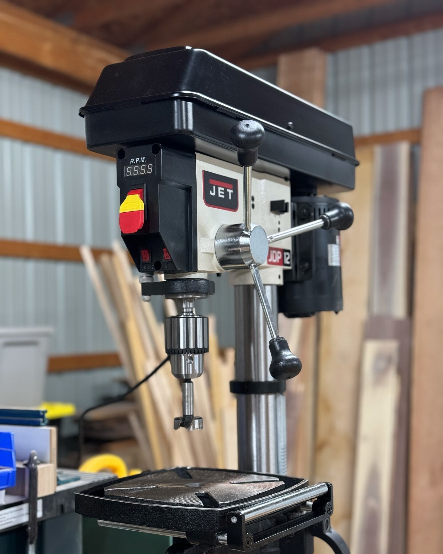 New Tool Tuesday! Say hello to our latest addition to our Life On Reed woodshop! This @jet.woodworking 12in benchtop drill press will transform our projects! Huge thanks to Jeff from @cletool for help and amazing deal! 🤙🏻

#lifeonreed #ohio #handma
