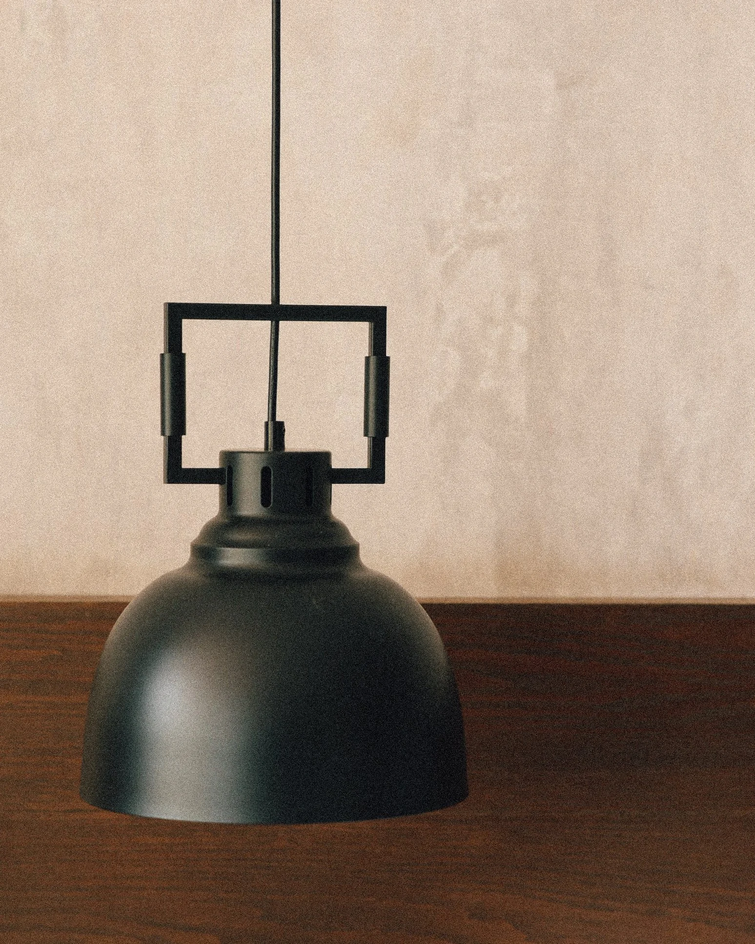 Lámpara de escritorio negra y moderna sobre mesa de madera