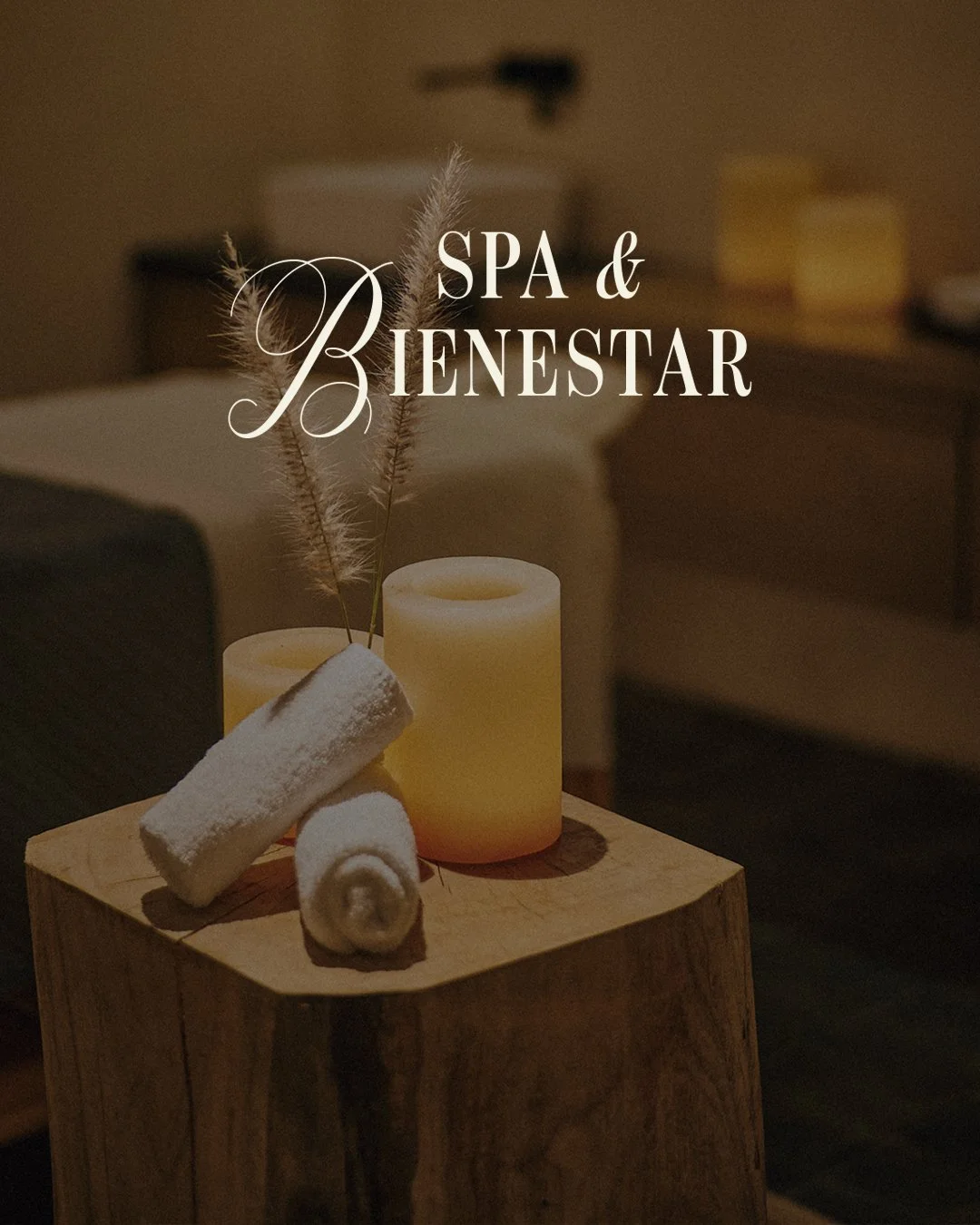 Decoración con velas, toallas enrolladas y plantas secas en un ambiente de spa y bienestar.