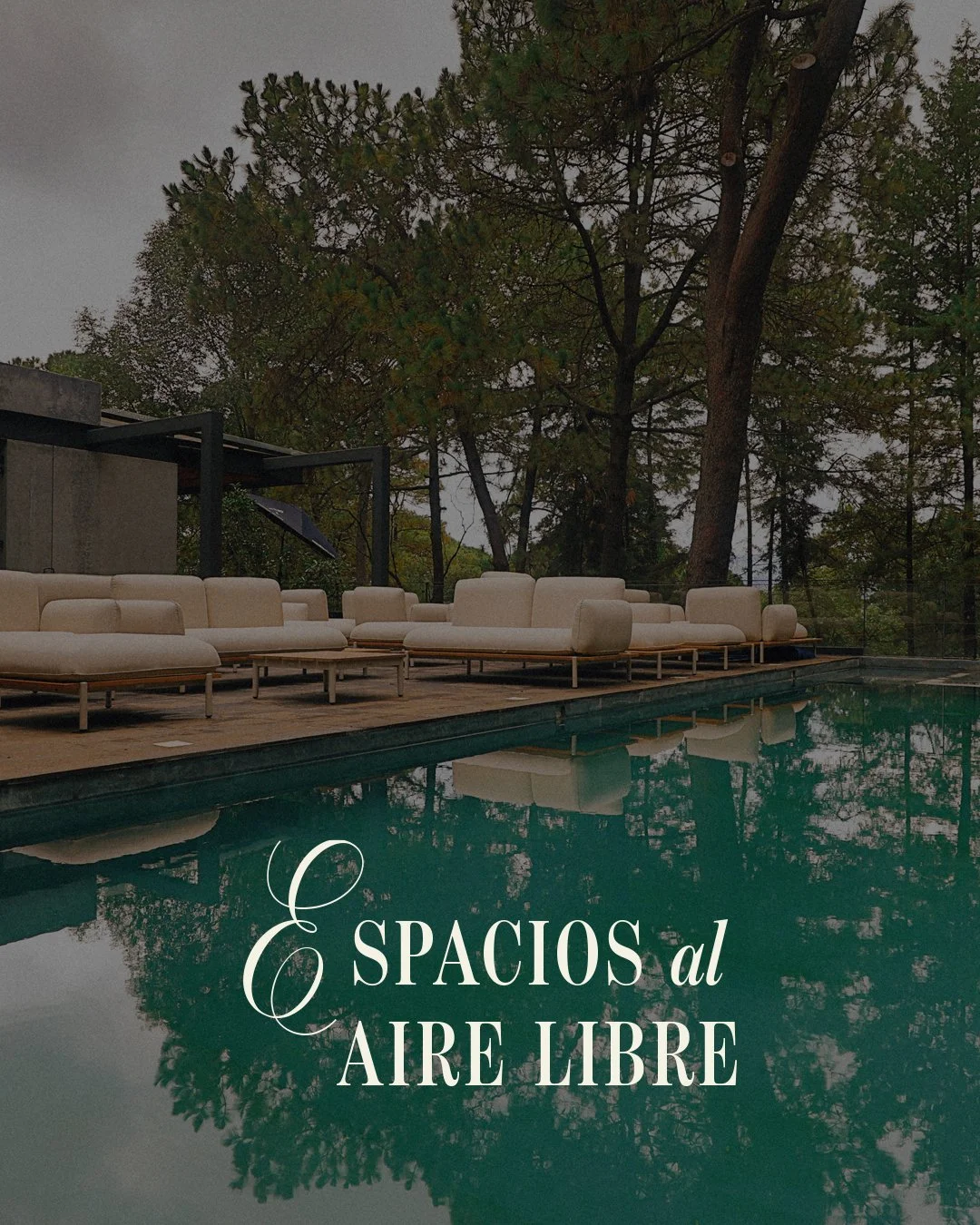 Una piscina al aire libre con sillones blancos alrededor, rodeada de árboles y un cielo nublado, con el texto "Espacios al aire libre" en la imagen.