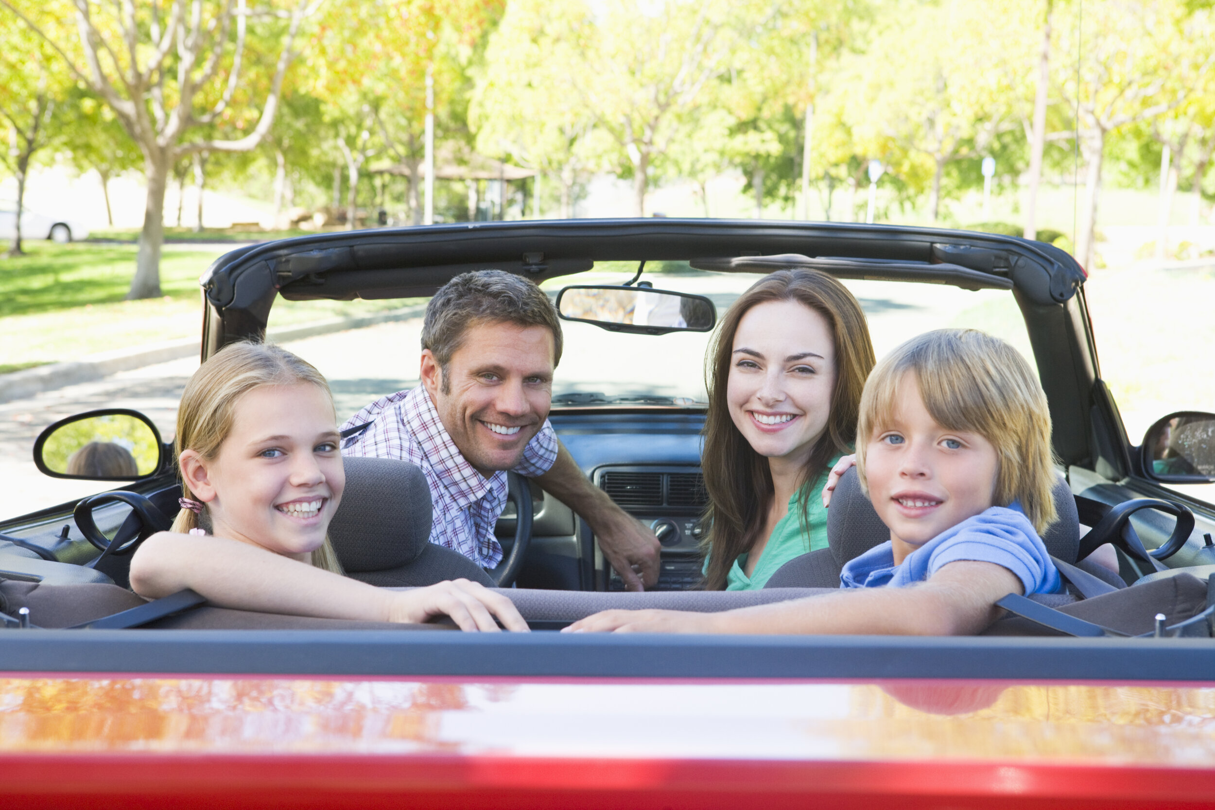 Показал машины папы. Семья в кабриолете. Семья в машине. Кабриолет для детей. Семейная фотосессия с кабриолетом.