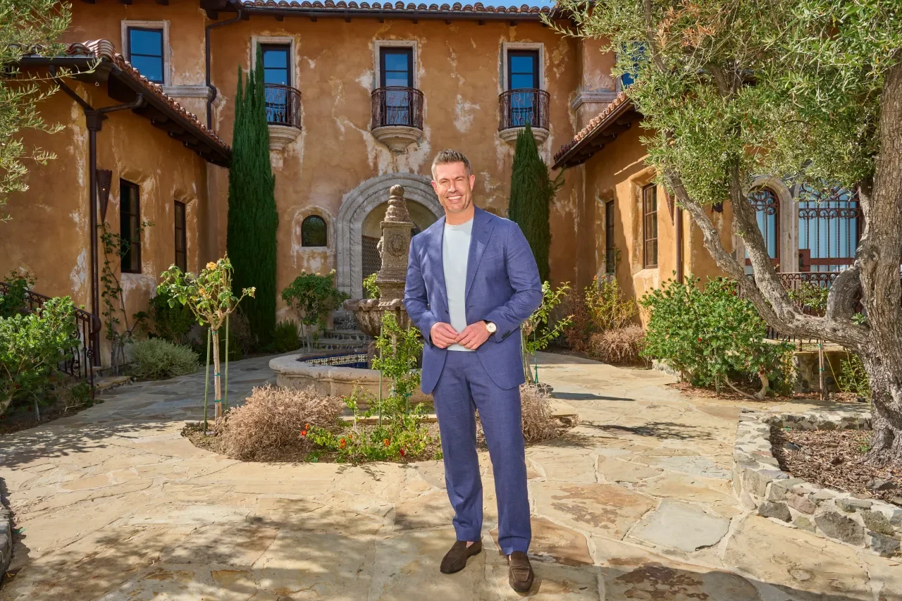 Bachelor-Mansion-Takeover_Host_Jesse-Palmer_Credit-HGTV.webp