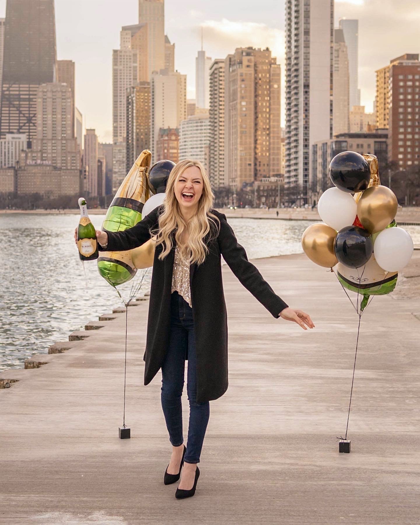 Jess Roe, The Windy City Mama, on Chicago lakefront in a influencer marketing partnership with a balloon brand