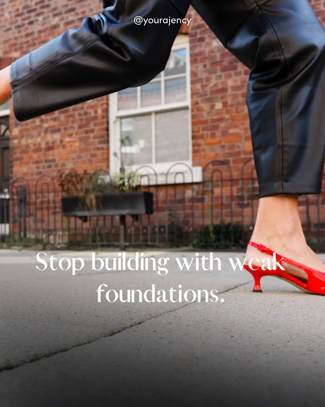 Most people are starting to plan the content of a room before the foundations are set.

Picking the content pillars. Tweaking the bio. Posting more.
And wondering why nothing sticks.

After years of working with women building businesses that actuall