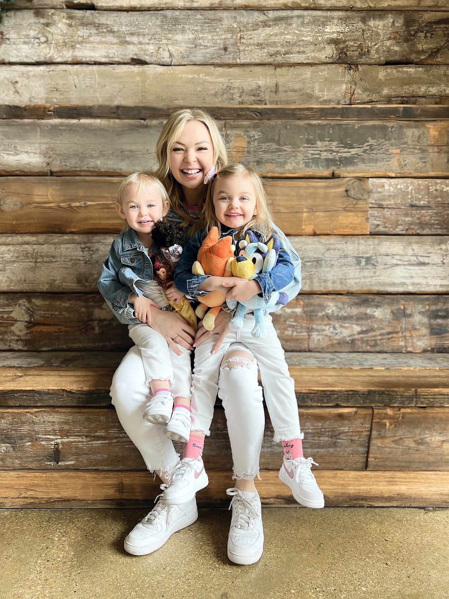 Jess Roe, The Windy City Mama with her two daughters.