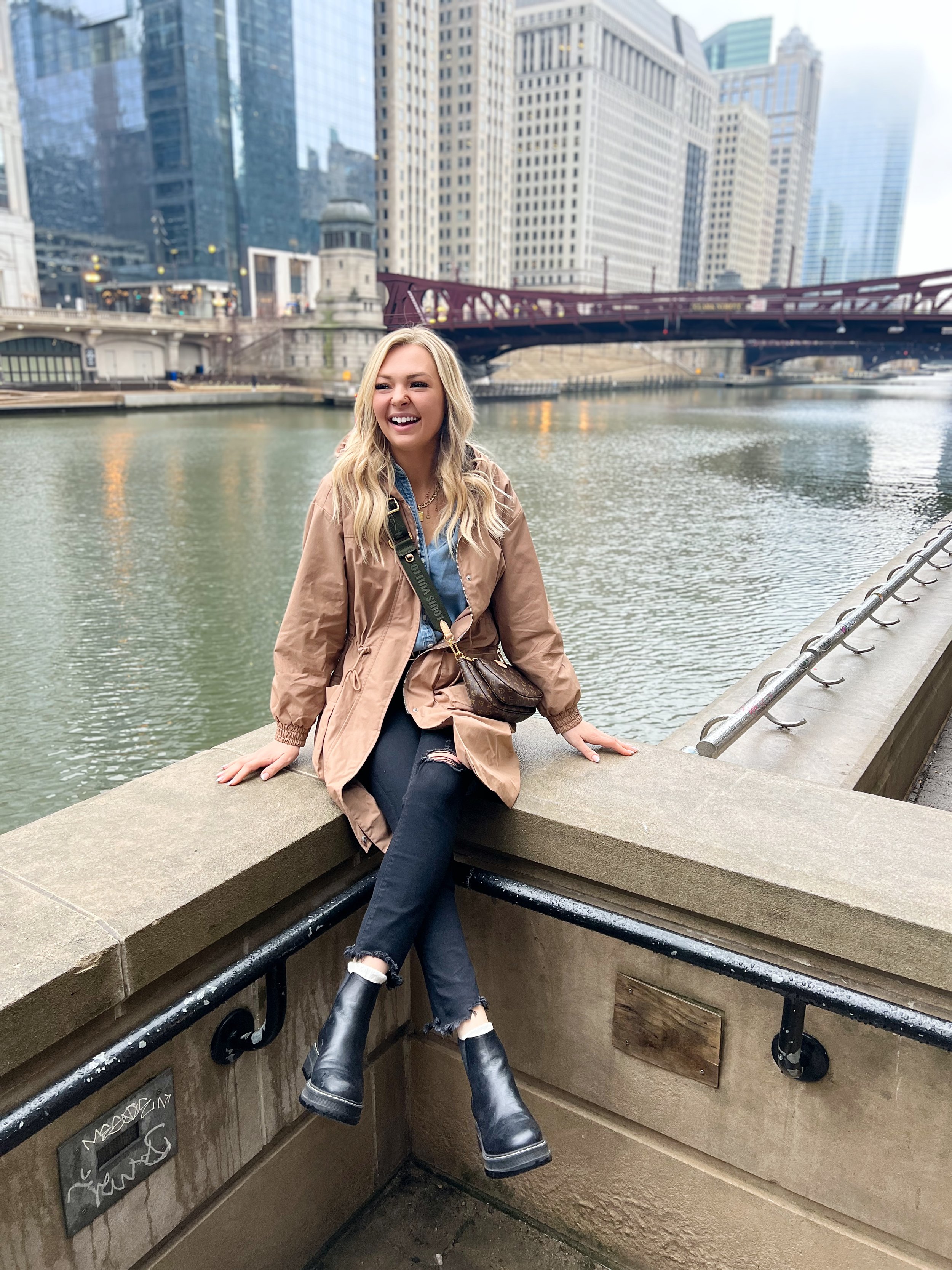 Jess Roe, The Windy City Mama sat near the river in Chicago