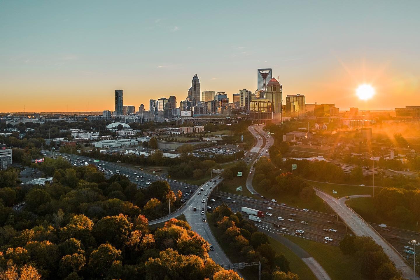 How about a sunrise to start your Monday off right?
.
.
.
#clt  #cltnc #cltphotographer #queencity #charlottephoto #charlottevideo #mysecretcharlotte #704 #cltreels