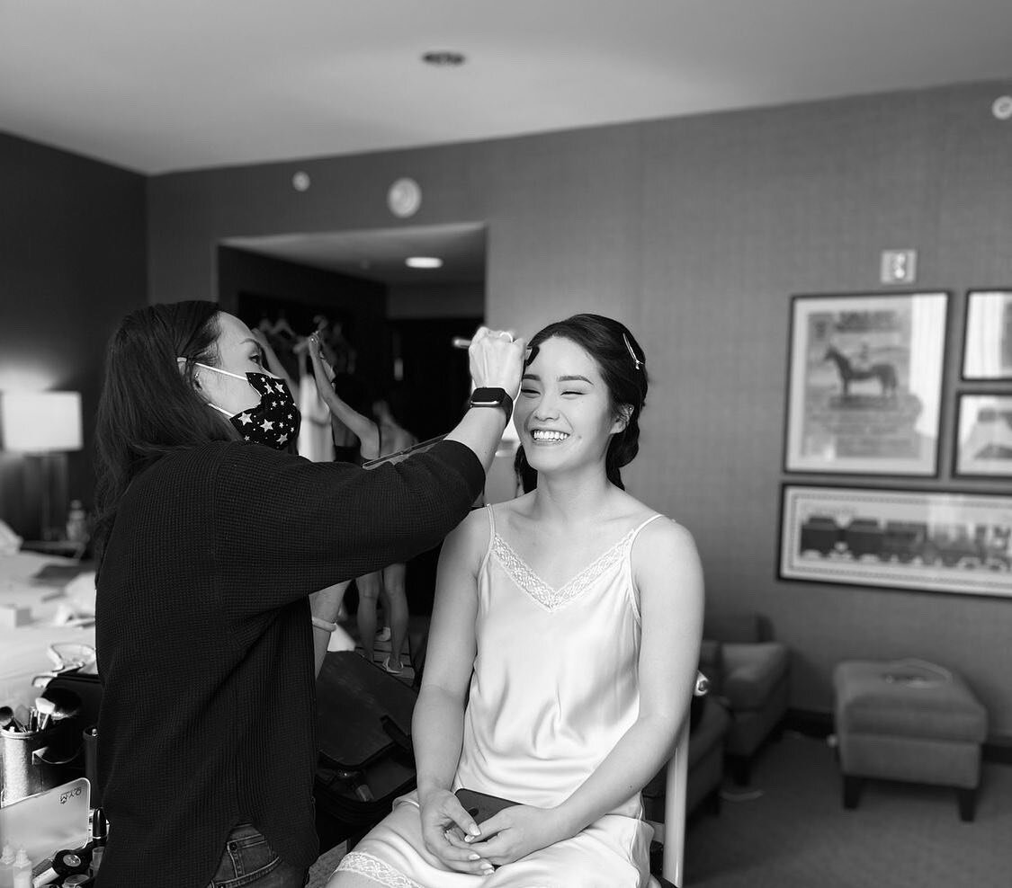 B T S
A gorgeous shot of @jam_704 on her wedding day 😍

Thanks @jeqiu for this sneaky behind the scenes photo!
I think I'm blending in her contour here 👩🏻&zwj;🎨

Available for wedding bookings for Fall 2022.  Please EMAIL for availability! (Link 