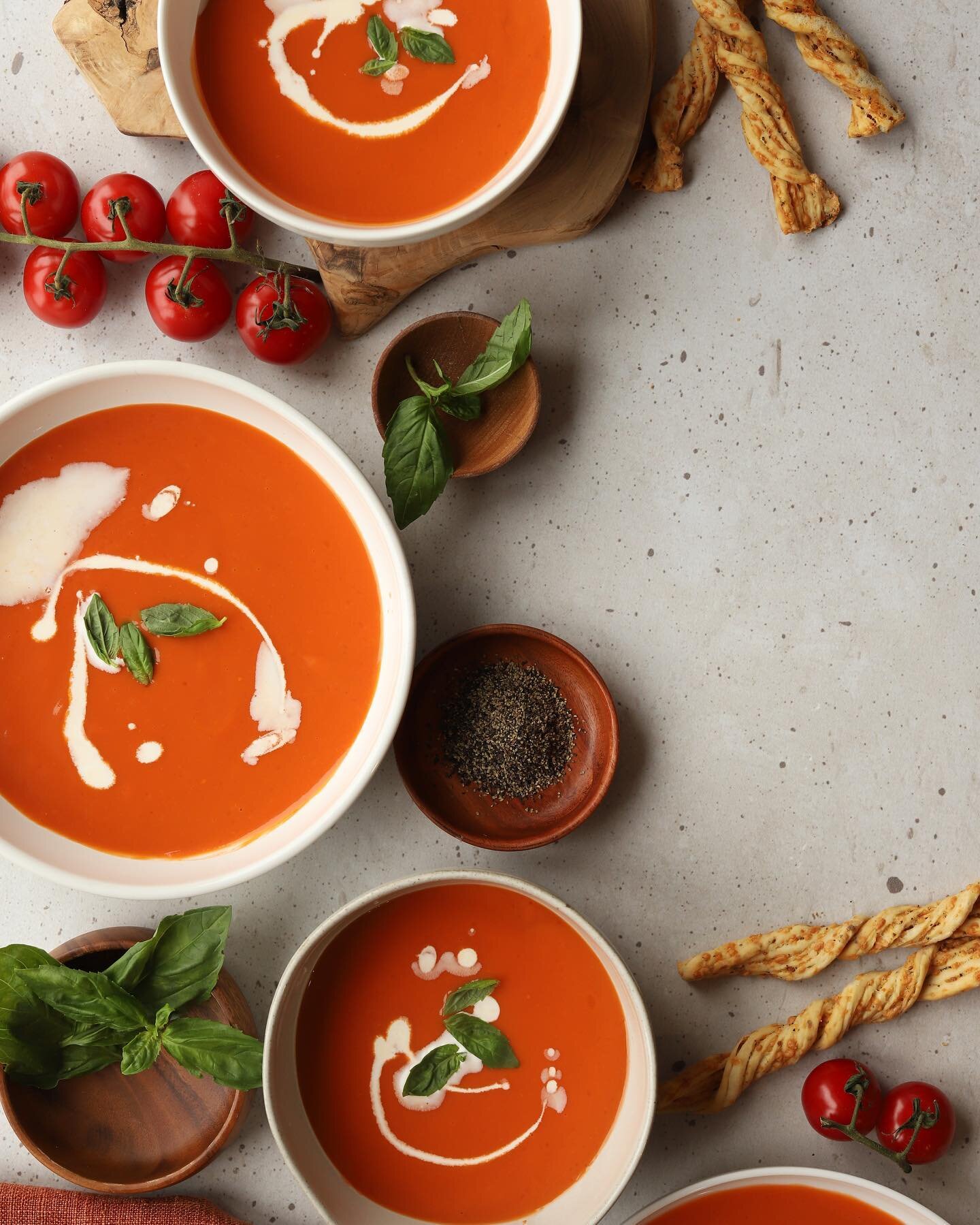 I could dive right into this creamy tomato soup with basil 🍅🌿. Styling assistance from @abbyy.spinneyy.

#foodphotographer #mainefoodphotographer #portlandmaine #creamytomatosoup #foodstylist #mainefoodstylist