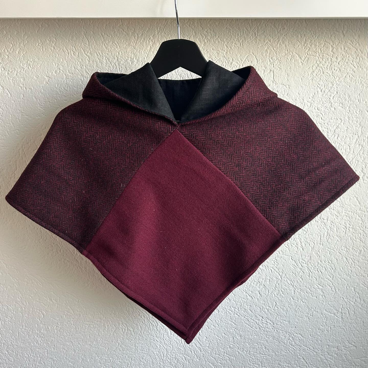 Dark Red Skjoldehamn Hood!

There is a new Skjoldehamn hood available in our shop - with a fixed set of colors: Dark red &amp; red for the wool and black for the linen (lining) inside. 

Of course, this model also features a small pocket in the front