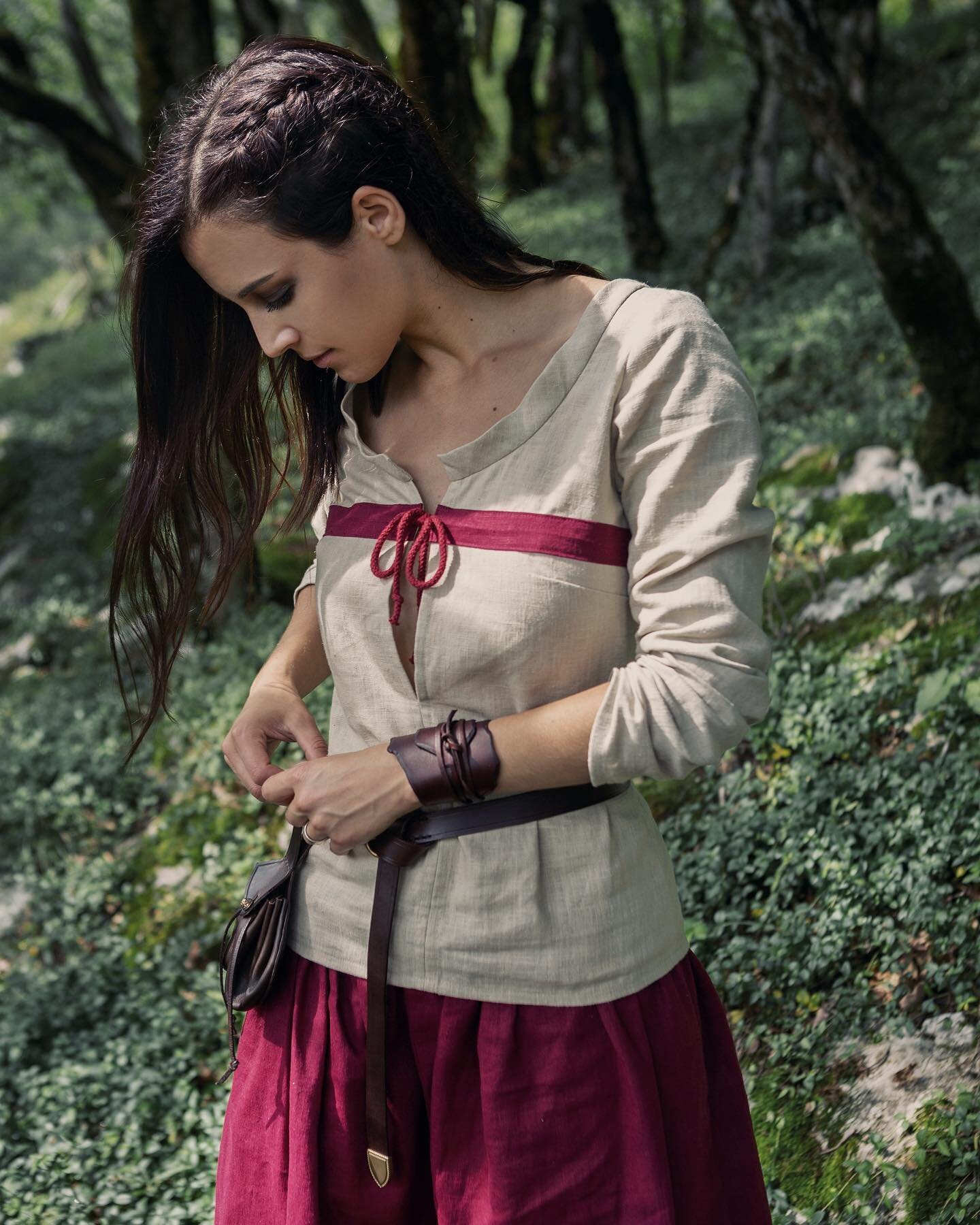 Yarilu&rsquo;s Etsy is open again !
You can visit it here: 
Etsy.com/shop/YariluWorkshop

🌿🌿🌿
Featured here: 
Our linen tunic inspired by Ciri (The Witcher). 

📷: @isildhen 
#yarilu #yariluworkshop #ciri #ciritunic #ciricosplay #thewitcher #witch