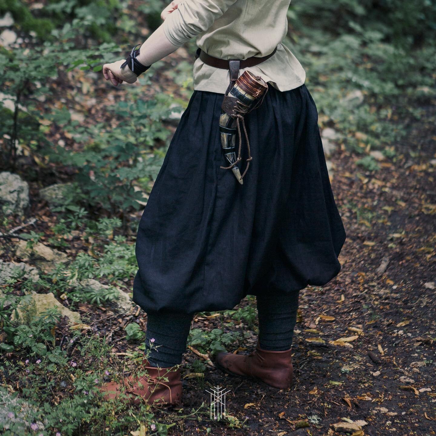 Loose viking / rus inspired pants

These pants feature pockets and are ankle long with tight calves. Very comfortable, these pants can, of course, be worn with winingas.

Material: linen
Feature: pockets
Ankle long with tight calves

📷: @isildhen 
#