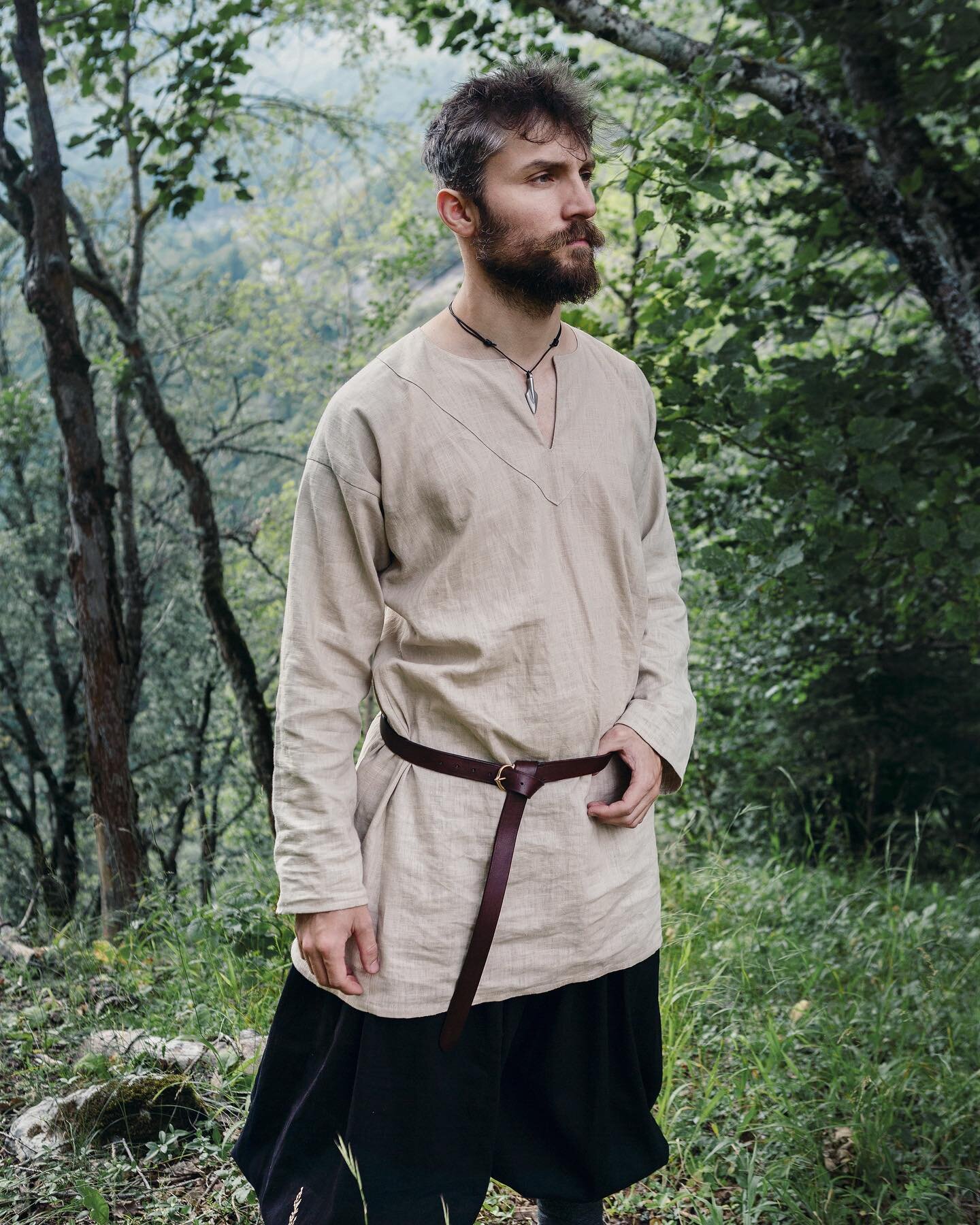 Viking linen tunic

Also called a kirtle (or kyrtle), this tunic is an essential item of Viking Age clothing. The pattern is based on archeological finds from Scandinavia. The front and back are one piece of fabric, having triangular gores on the sid