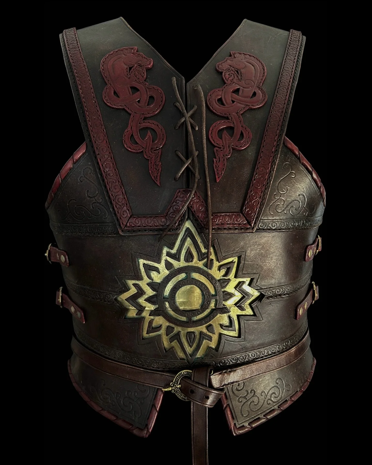 Rohirrim Costume | The Lord of the Rings | Costume Design

The Rohirrim cuirass; hand-embossed leather, tooled brass-sheets &amp; waxed threads.

Cuirass designed and handmade by @tastenotwaste 

Inspired by the designs from @wetaworkshop for The Lor